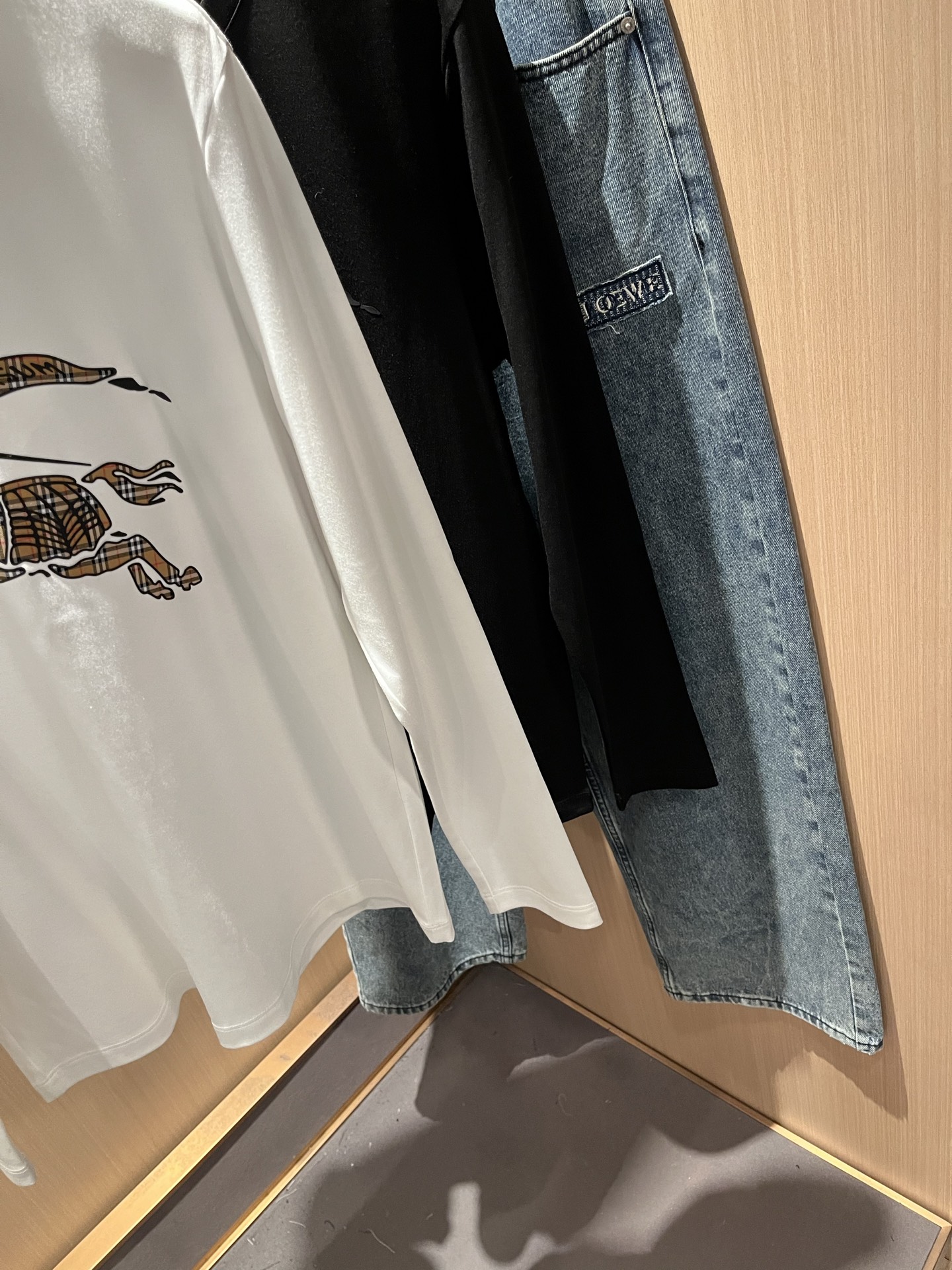 Bur*erry 巴*莉 2025秋季新款男士长袖打底，品牌最新设计元素！既不单调也不复杂,恰到好处的展