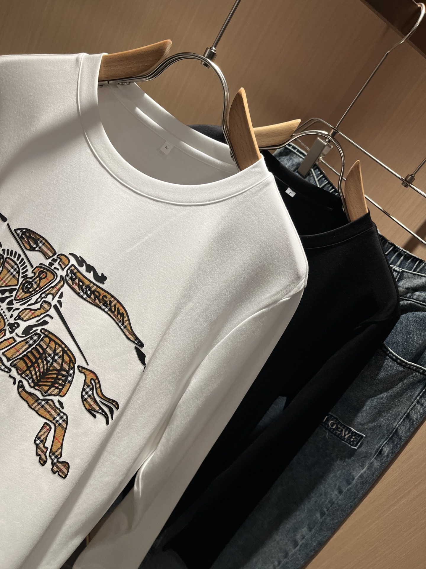 Bur*erry 巴*莉 2025秋季新款男士长袖打底，品牌最新设计元素！既不单调也不复杂,恰到好处的展