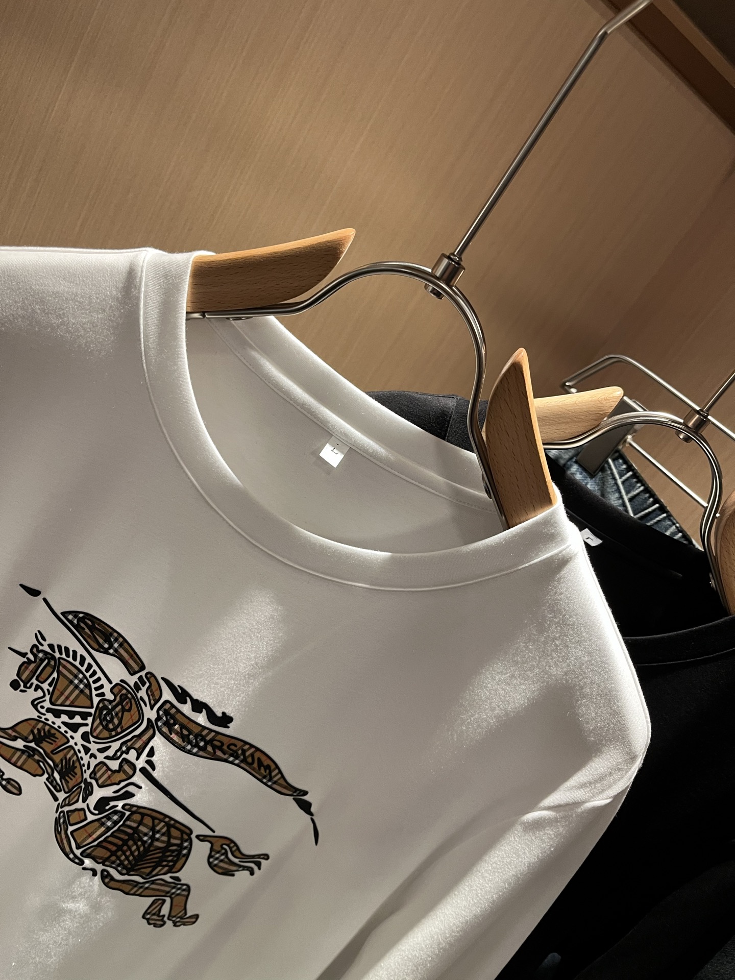 Bur*erry 巴*莉 2025秋季新款男士长袖打底，品牌最新设计元素！既不单调也不复杂,恰到好处的展