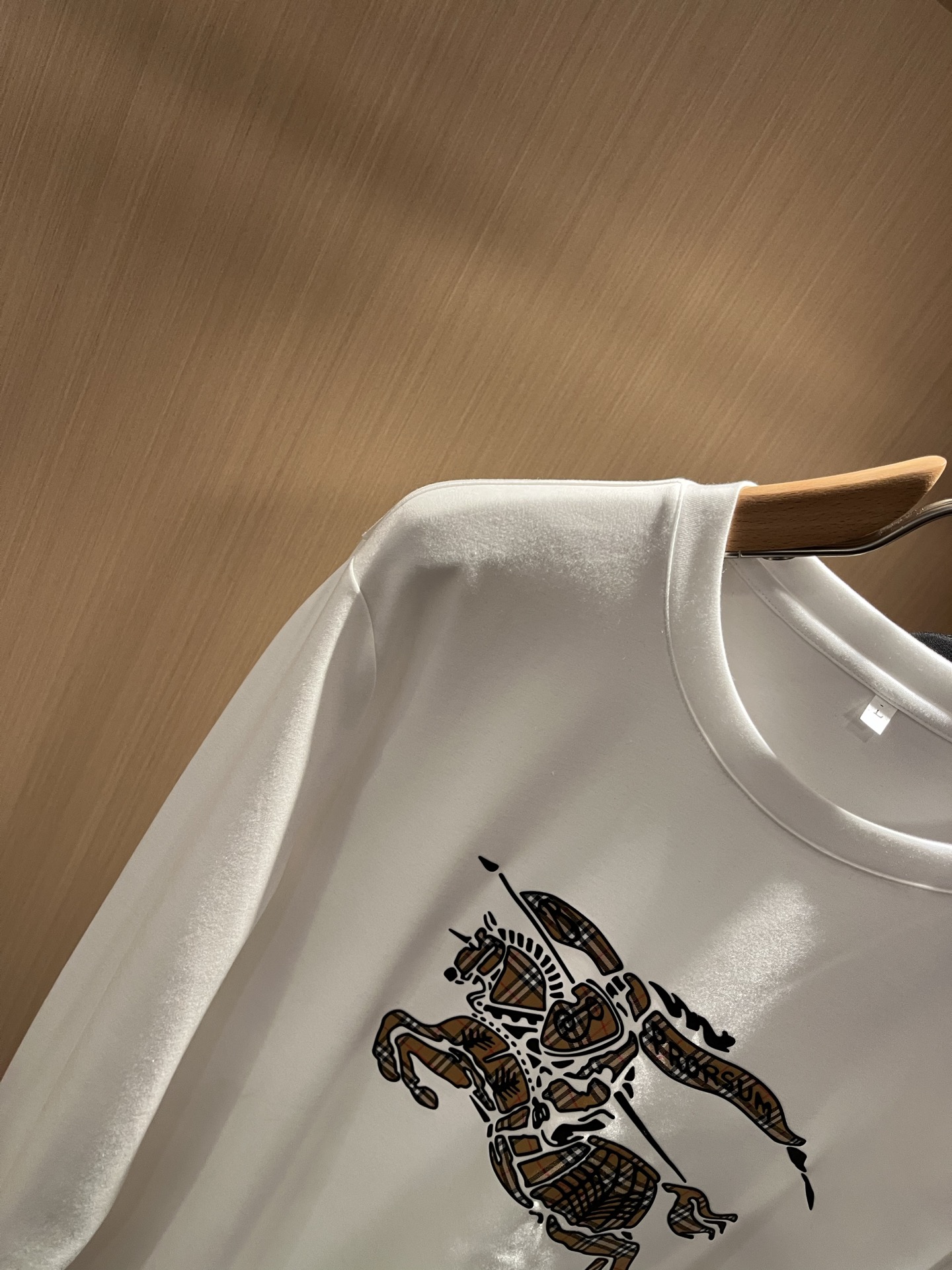 Bur*erry 巴*莉 2025秋季新款男士长袖打底，品牌最新设计元素！既不单调也不复杂,恰到好处的展