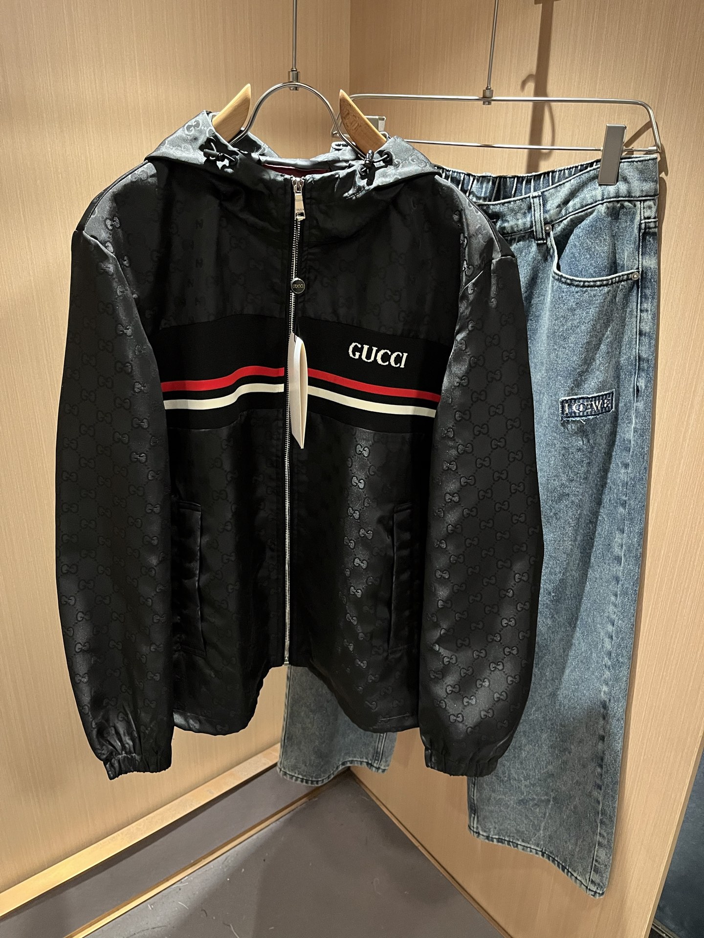 NO:550787,Gucc* Gujia 2025 Autumn and Winter Latest Series!  The same jackets for men and women are available in trading companies, and they are sold on the official website at the same time!  New fashion elements design!  Chest logo logo design!  Injecting full vitality into the new series, we select customers to supply imported denim fabrics. The fabric feels skin-friendly and soft and delicate, and has an extremely comfortable and breathable wearing experience. The whole item is very eye-catching and fashionable, and is deeply loved by young people today!  The basic loose-fitting cut is suitable for matching all the styles and looks you need in your daily life!  It is recommended to wear couple outfits to go out on the street to make it more pleasing to the eye!  Size: M-3XL, gucci, gucci, jackets & coats, jackets & coats, alexander wang19860909Gucc*古家 2025秋冬最新系列！男女同款夹克外套,贸易公司渠道稀出,同步官网发售 ！ 新时尚元素设计！胸前标志logo图案设计！为全新系列注入满满活力,选客供进口牛仔面料制成,面料手感亲肤柔软细腻,拥有着无比舒适透气性的穿着体验,整件单品极具吸睛度与时尚感,深受当下年轻人的喜爱！基础宽松的版型裁剪,不分年龄与性别的中性款式,适合搭配你日常所需的所有风格与造型！建议搭配情侣装出街会更为养眼出色！尺码:M-3XL,,gucci,gucci,jackets & coats,jackets & coats,alexander wang,Men's clothing