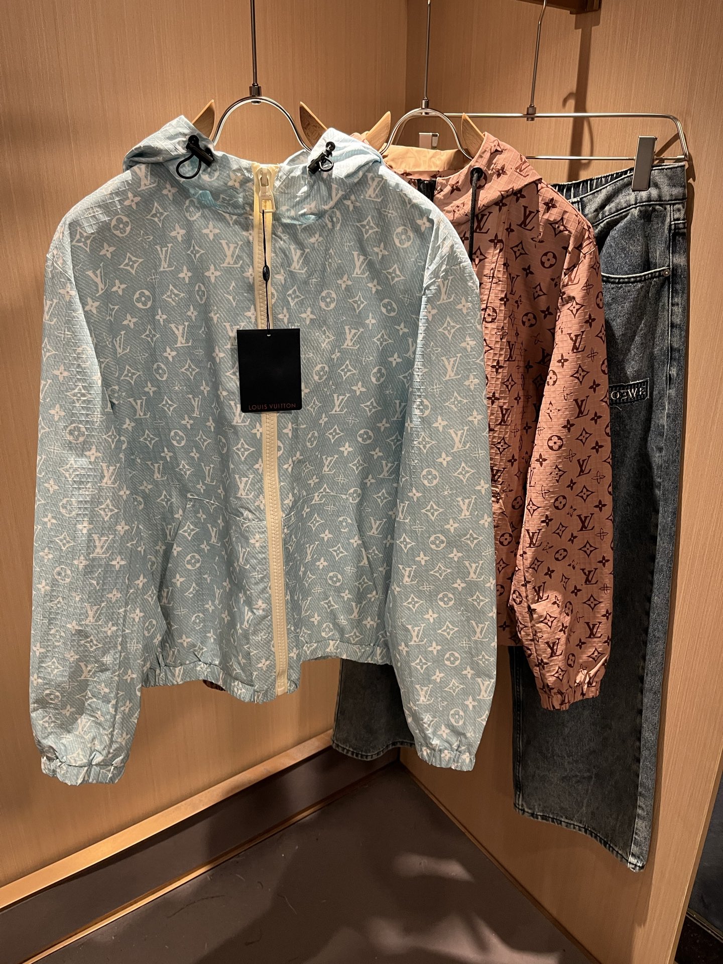 NO:524393,Louis Vuit*on Louis Vuit*on New light luxury Monogram three-dimensional dark pattern craftsmanship, same double-sided jacket for men and women!  The new high-end Louis family, the details and quality are always flawless, and creative designs are emerging one after another. If you don’t buy a few Louis items this fall and winter, you are not considered a fashion expert. Monogram patterns are unparalleled, interpreting Louis’s iconic elements, which are really something that everyone loves. The top-quality technology polyester fabric is made of super soft and tough, and has excellent breathability. From world-class trade-level OEM channels, the quantity is extremely rare and sold out without help. The 'Dou Brand' produces preschool items every year!  The original logo presents an extraordinary texture and is clean and neat. This is the Louis family's unique skill and the latest craftsmanship this season. The degree of meticulousness has reached the top, and the loose three-dimensional tailoring design is unique. It is a fusion of luxury and fashion!  Size M-3XL, louis vuitton,louis vuitton,louis vuitton,jackets & coats,jackets & coats,alexander wang19860909Louis Vuit*on 路易*登 秋冬新款轻奢Monogram立体暗纹工艺男女同款双面穿夹克外套！路易家族的新高端,细节品质永远的那么完美无瑕,创意设计层出不穷.今年秋冬季节没有入手几件路易你算不上时尚达人.Monogram图案无与伦比,诠释路易的标志性元素,实属人见人爱的东西.顶级的科技聚酯纤维面料打造,超级柔软且具有韧性,透气感也是绝佳.来自世界级贸易级别的代工厂渠道,数量极其稀少售完无补.“驴牌”每年都会出的老花单品！原版Logo呈现不一般的质感,干净俐落.这是路易家族的看家绝活也是本季度的最新工艺.细致化程度已经达到顶端了,宽松立体剪裁的版型设计堪称一绝.属于奢华与时尚的融合！尺码M-3XL,,louis vuitton,louis vuitton,louis vuitton,jackets & coats,jackets & coats,alexander wang,Men's clothing