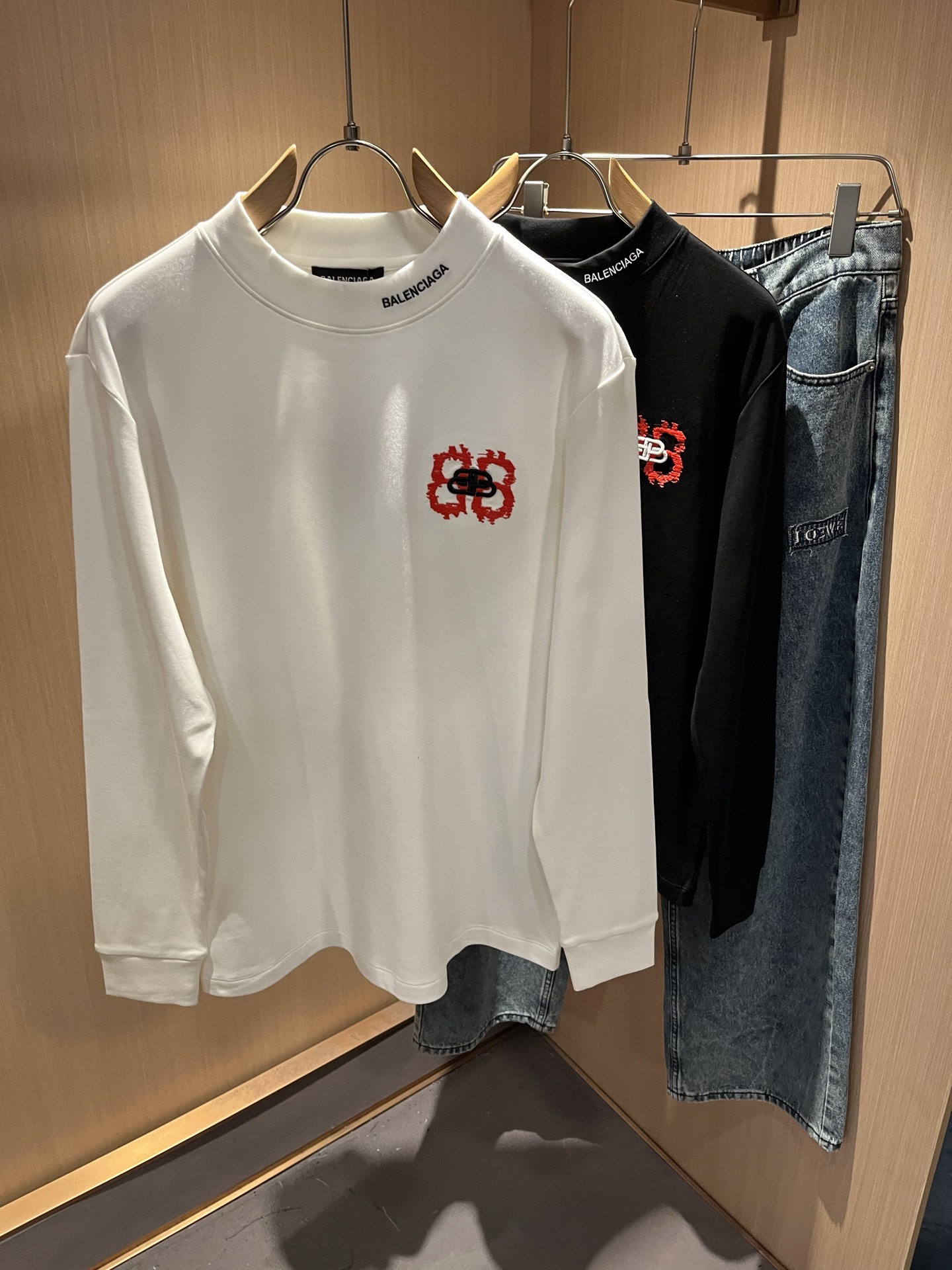 NO:528611,BALENCIA*Paris* 2025 autumn and winter new men and women's base shirt, classic logo pattern logo embroidery design!  Trading companies have sparse channels and are released on the official website at the same time!  Basically, it will have its back every season. This model is made of imported pure cotton material!  It is hard to pick on whether it is skin-friendly or breathable when worn in close-fitting!  The upper body looks very white and supports the complexion of the skin!  Both men and women can easily match their own fashionable and high-end outfits!  Size M-3XL, balenciaga, alexander wang19860909BALENCIA*巴黎*家 2025秋冬新款男女同款打底衫,经典标志图案logo刺绣工艺设计！贸易公司渠道稀出,同步官网发售！基本每一季都会有它的背影所在,此款选用客供进口纯棉材质打造！贴身穿着亲肤感与透气性都无法挑剔！上身非常的显白承托肤色！无论男女皆可轻松搭配出属于自我的时尚高级穿搭！尺码M-3XL,,balenciaga,alexander wang,Men's clothing