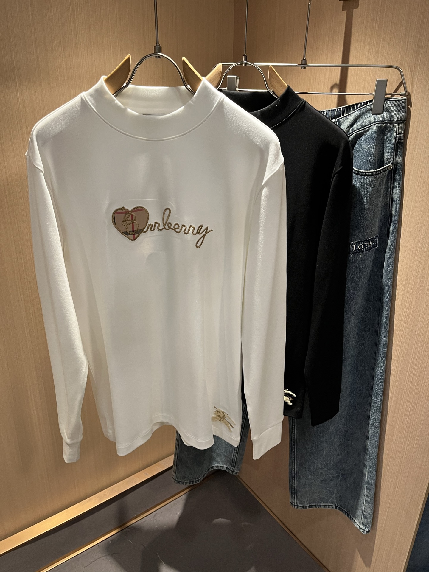 NO:526472,Bur*erry New autumn and winter men's base shirt, the latest brand design elements!  Neither monotonous nor complicated, it shows taste just right!  Embroidery design for clothes logo pattern!  Comfortable, sweat-absorbing and breathable, custom-made original baby lint cotton fabric!  The unique sense of luxury presents a simple and elegant temperament!  Full three-dimensional! Standard cutting design!  Every detail is a synchronized with high-end fashion. Size: M-3XL, burberry, alexander wang19860909Bur*erry 巴*莉 秋冬新款男士打底衫,品牌最新设计元素！既不单调也不复杂,恰到好处的展现品味！衣身logo图案刺绣设计！舒适吸汗透气根本不在话下,定制原版婴儿绒棉面料！独具的高奢感呈现简约优雅气质！饱满立体!标准裁剪设计！每一处细节都是与高端时尚同步的体现.尺码:M-3XL,,burberry,alexander wang,Men's clothing