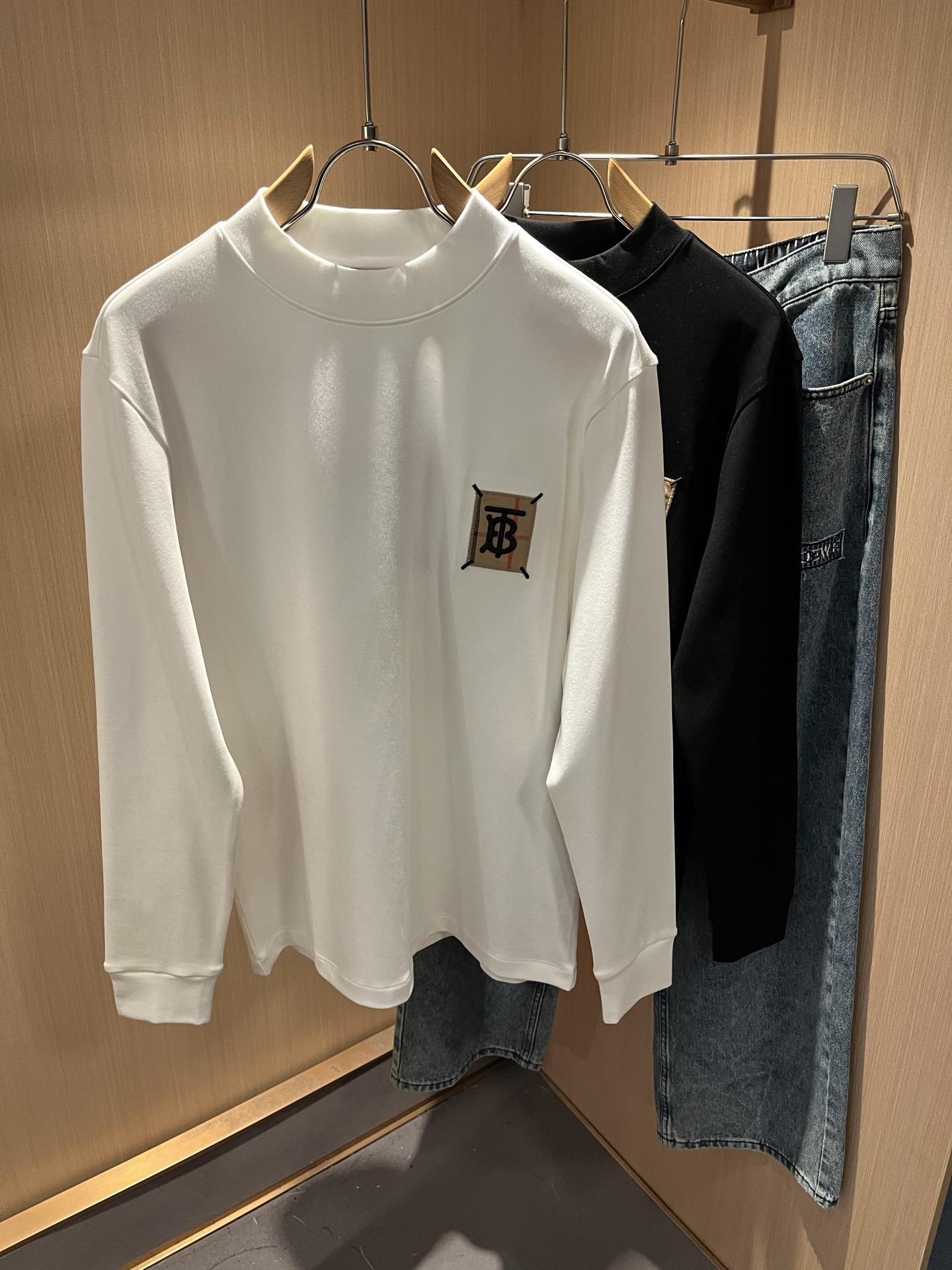 NO:526463,Bur*erry New autumn and winter men's base shirt, the latest brand design elements!  Neither monotonous nor complicated, it shows taste just right!  Embroidery design for clothes logo pattern!  Comfortable, sweat-absorbing and breathable, custom-made original baby lint cotton fabric!  The unique sense of luxury presents a simple and elegant temperament!  Full three-dimensional! Standard cutting design!  Every detail is a synchronized with high-end fashion. Size: M-3XL, burberry, alexander wang19860909Bur*erry 巴*莉 秋冬新款男士打底衫,品牌最新设计元素！既不单调也不复杂,恰到好处的展现品味！衣身logo图案刺绣设计！舒适吸汗透气根本不在话下,定制原版婴儿绒棉面料！独具的高奢感呈现简约优雅气质！饱满立体!标准裁剪设计！每一处细节都是与高端时尚同步的体现.尺码:M-3XL,,burberry,alexander wang,Men's clothing