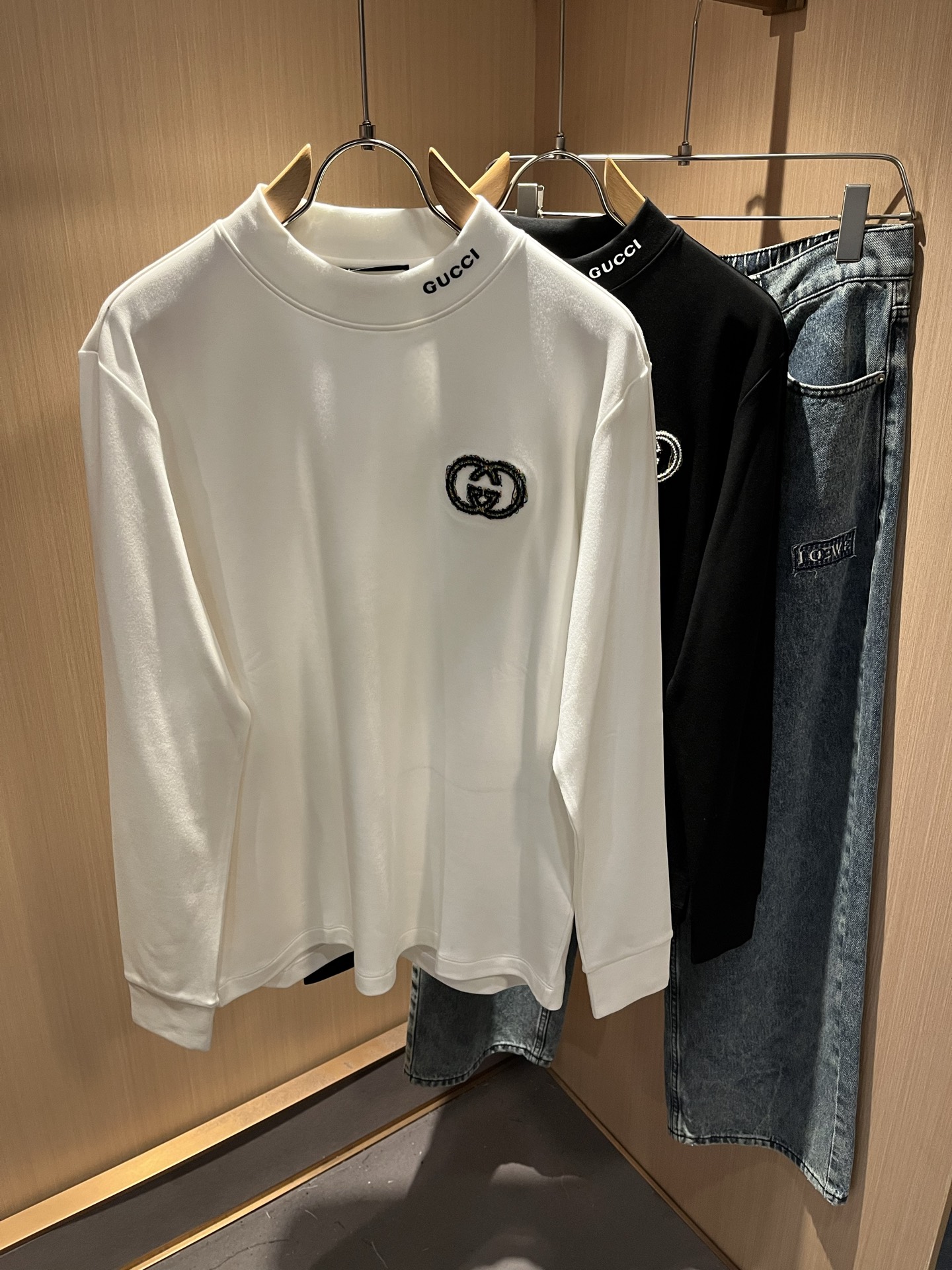 NO:526478,Gucc* Gujia Autumn and Winter Series Basic Round Neck Long Sleeve Base, Men and Women's Couple Couple Casual Loose Cotton Round Neck Long Sleeve T-shirt!  Trading companies have sparse channels and are released on the official website at the same time!  The latest autumn and winter series, classic fashion design elements, injecting full vitality into the new series. This T-shirt is carefully selected for imported cotton fabrics. The fabric feels skin-friendly and soft and delicate, and the body logo embroidery design!  It has an extremely comfortable and breathable wearing experience. The whole item is very eye-catching and fashionable, and is deeply loved by young people today!  The loose round neck cut is a neutral style regardless of age and gender, suitable for matching all the styles and looks you need in your daily life!  It is recommended to wear couple outfits to go out on the street to make it more pleasing to the eye!  Size M-3XL, gucci, gucci, tees, t-shirt, alexander wang19860909Gucc*古家 秋冬系列基础圆领长袖打底,男女同情侣款休闲宽松棉质圆领长袖T恤衫！贸易公司渠道稀出,同步官网发售 ！ 秋冬最新系列,经典时尚设计元素,为全新系列注入满满活力,这款T恤衫用心甄选客供进口棉面料制成,面料手感亲肤柔软细腻,衣身logo刺绣设计！拥有着无比舒适透气性的穿着体验,整件单品极具吸睛度与时尚感,深受当下年轻人的喜爱！基础宽松的圆领版型裁剪,不分年龄与性别的中性款式,适合搭配你日常所需的所有风格与造型！建议搭配情侣装出街会更为养眼出色！尺码M-3XL,,gucci,gucci,tees，t-shirt,alexander wang,Men's clothing