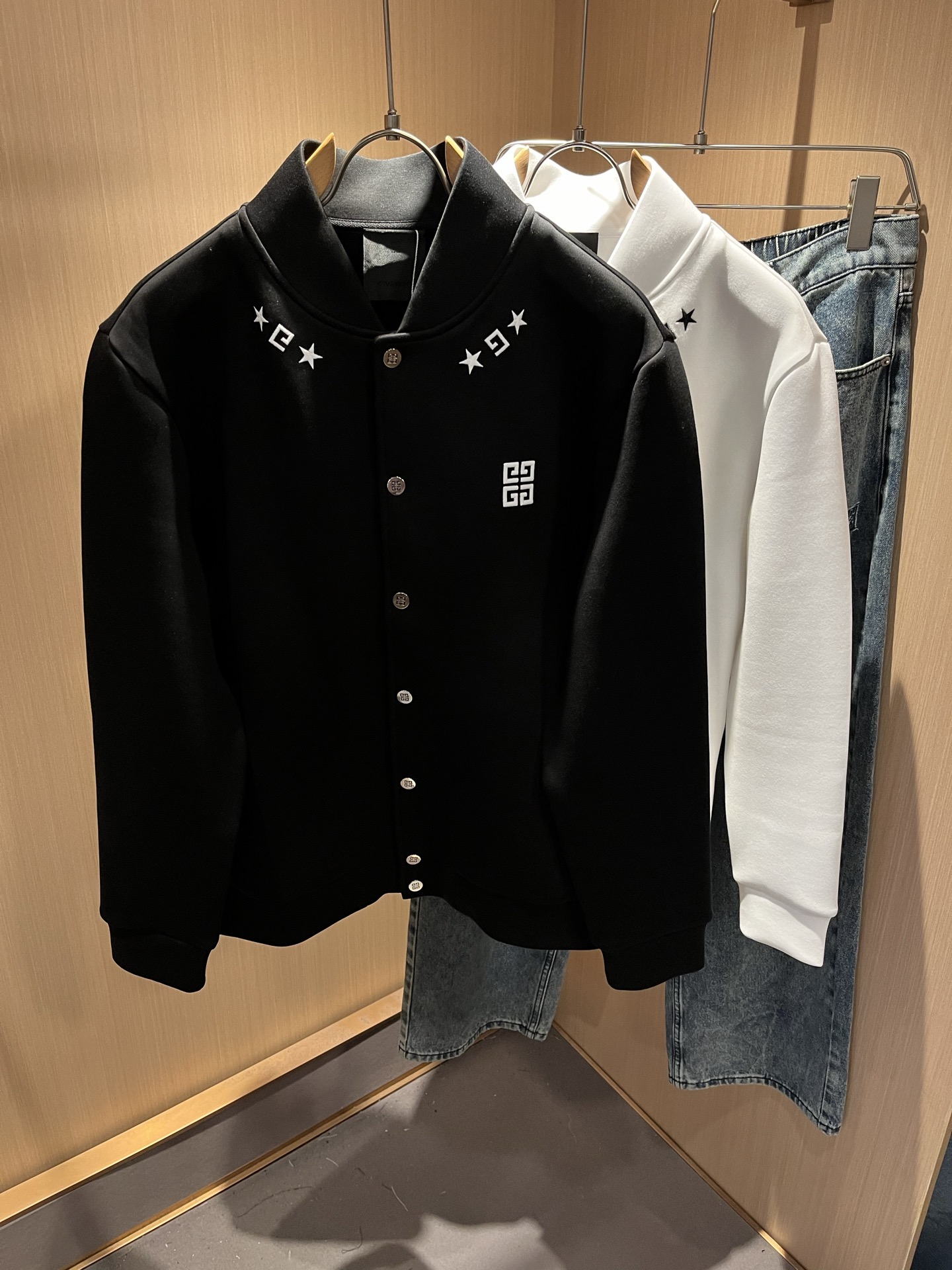 NO:541228,Giv*chy/Ji*xi's new 2025 autumn and winter baseball jacket for men and women, the main creator has injected new fashion energy into fashion. By exploring various themes and sexy charm, it is highly recognizable and leads the new street fashion trend. This model is the exclusive outstanding design element of G's family, with the design logo logo pattern embroidery design!  Perfect fusion, clear and restored patterns, showing the elegant style of the brand. The original pure cotton material is made of tight and high-end fabric, and the upper body can be easily controlled, showing the casual and fashionable charm. Size M-3XL, gucci, jackets & coats, jackets & coats, alexander wang19860909Giv*chy/纪*希2025秋冬新款男女同款棒球服夹克外套,主创时尚注入了全新时尚能量.通过探索各种题材和性感魅力,极具辨识度,引领全新街头时尚潮流.该款是G家独家的出彩设计元素,设计标识logo图案刺绣设计！完美融合,图案清晰还原度极高,彰显品牌优雅格调.选用原版纯棉材质,面料紧实高级,上身均可轻松驾驭,展现休闲自在时尚魅力.尺码M-3XL,,gucci,jackets & coats,jackets & coats,alexander wang,Men's clothing