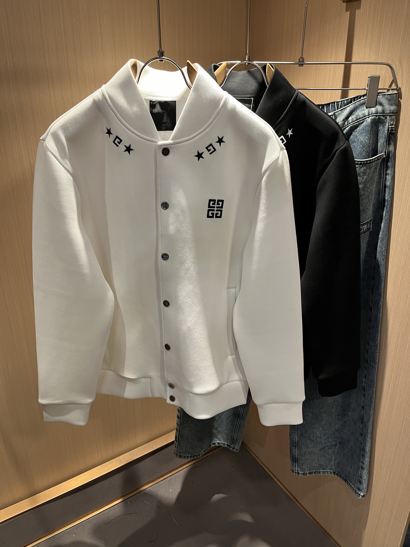 NO:541231,Giv*chy/Ji*xi's new 2025 autumn and winter baseball jacket for men and women, the main creator has injected new fashion energy into fashion. By exploring various themes and sexy charm, it is highly recognizable and leads the new street fashion trend. This model is the exclusive outstanding design element of G's family, with the design logo logo pattern embroidery design!  Perfect fusion, clear and restored patterns, showing the elegant style of the brand. The original pure cotton material is made of tight and high-end fabric, and the upper body can be easily controlled, showing the casual and fashionable charm. Size M-3XL, gucci, jackets & coats, jackets & coats, alexander wang19860909Giv*chy/纪*希2025秋冬新款男女同款棒球服夹克外套,主创时尚注入了全新时尚能量.通过探索各种题材和性感魅力,极具辨识度,引领全新街头时尚潮流.该款是G家独家的出彩设计元素,设计标识logo图案刺绣设计！完美融合,图案清晰还原度极高,彰显品牌优雅格调.选用原版纯棉材质,面料紧实高级,上身均可轻松驾驭,展现休闲自在时尚魅力.尺码M-3XL,,gucci,jackets & coats,jackets & coats,alexander wang,Men's clothing