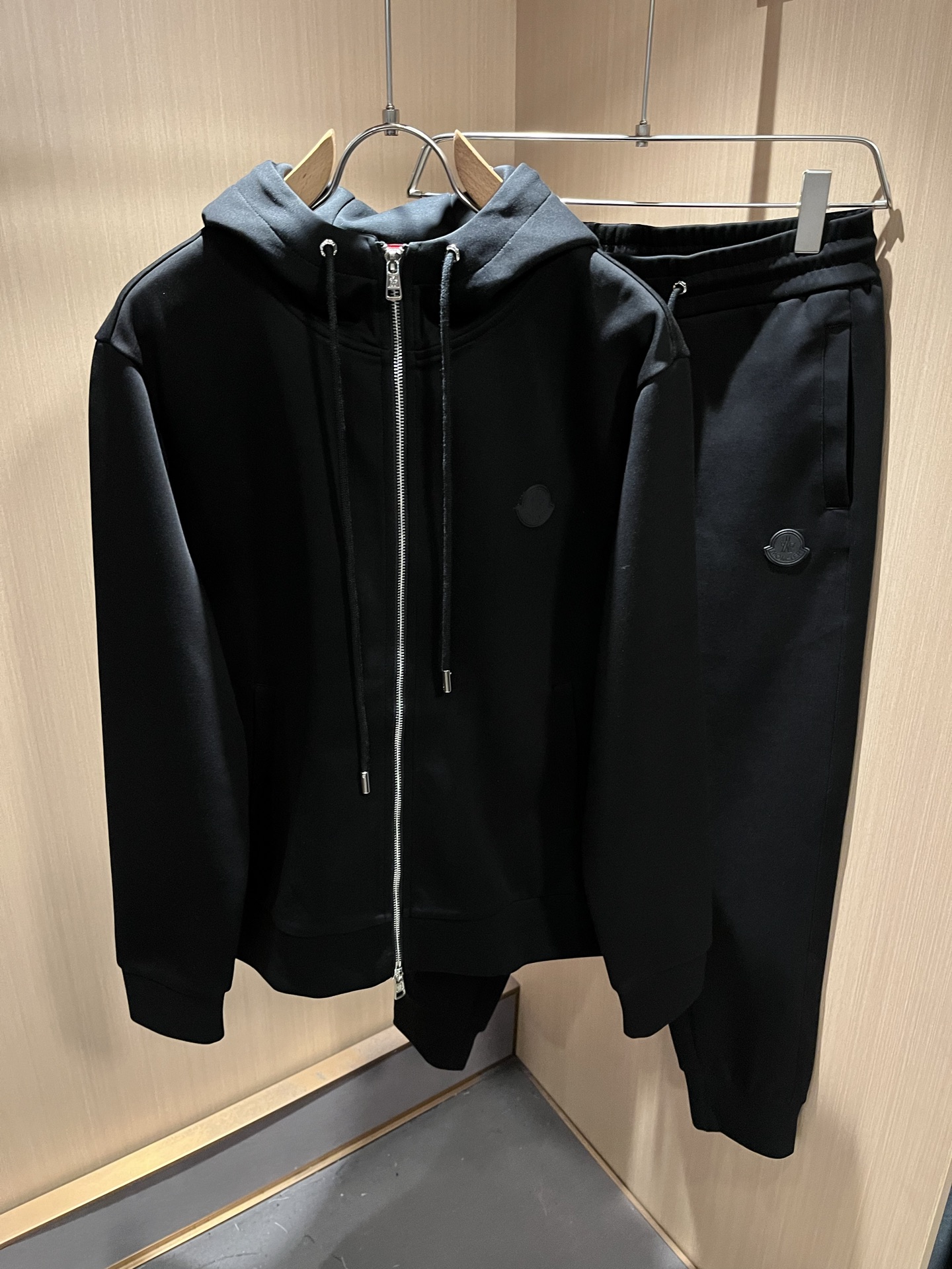 NO:571779,Moncl*r 2025 new autumn and winter men's casual suits!  This year's new counter product, men's super soft fabric is cool and popular, fashionable and urban versatile, customized pure cotton fabric!  It has a light luster, a unique texture, and a soft and smooth hand feel. It is not a product that can be compared with ordinary fabrics. It has a very attractive design, liningless inseam binding technology, and the details are in place. The fabric is very difficult to make, and it requires a lot of attention to technology. The details determine the high-end. Minimalist design elements of the season, a must-have item for trendy men, perfect slim fit, highly recommended!  Size M-3XL,,alexander wang19860909Moncl*r蒙*口 2025秋冬新款男士休闲套装！今年的专柜新品,男士超软面料帅酷爆款 时尚都市百搭款,定制纯棉面料！淡淡光泽,质感独特,手感柔嫩顺滑,不是一般面料所能对比的产品.非常极具魅力的设计,无里布内缝包边工艺,细节非常到位,面料做出来非常有难度,要非常讲究技术的一款,细节决定高端.极简当季的设计元素,潮男必备单品,完美修身版型,强烈推荐！尺码M-3XL,,alexander wang,Men's clothing