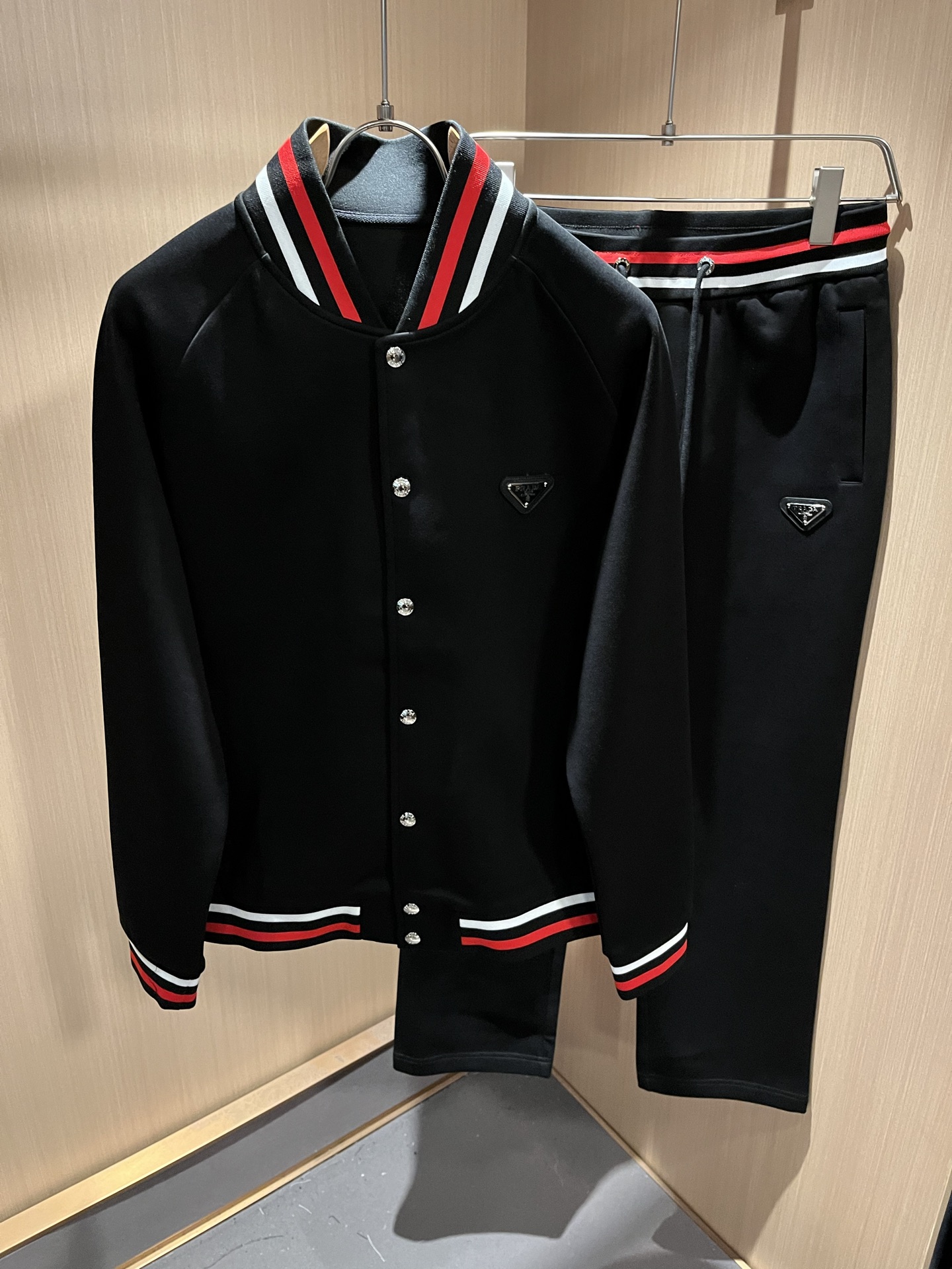 NO:571775,PPRAD*A 2025 autumn and winter new casual suit, the latest model is exclusively available on the entire network!  !  ~It is both classic and fashionable, who doesn’t love it? It shows the classic again, it is very eye-catching, and it has a low-luxury aura and recognition!  Pr*da's traditional brand concept and modern advanced technology are perfectly combined. Coupled with an extremely modern and simple design, Pr*da's exclusive logo badge design!  Customized fabrics made of 100% imported pure cotton!  The texture of this model is quite impressive. You can tell the specifications and grades at your fingertips. The level of finesse and breathability are top-notch!  Size M-3XL,,prada,alexander wang19860909PPRAD*A普*达 2025秋冬新款休闲套装,最新款全网独家首上！！~既经典有时尚百搭,谁不爱啊,将经典再次展现,非常的耐看,自带低奢光环与辨识度！Pr*da传统的品牌理念和现代化的先进技术进行了完美结合.加上极其现代摩登风范的简约设计,p家专属logo徽章设计！定制百分百进口纯棉的面料！此款的质感相当感人 触手便知规格档次 细腻程度与透气效果堪称顶级！尺码M-3XL,,prada,alexander wang,Men's clothing