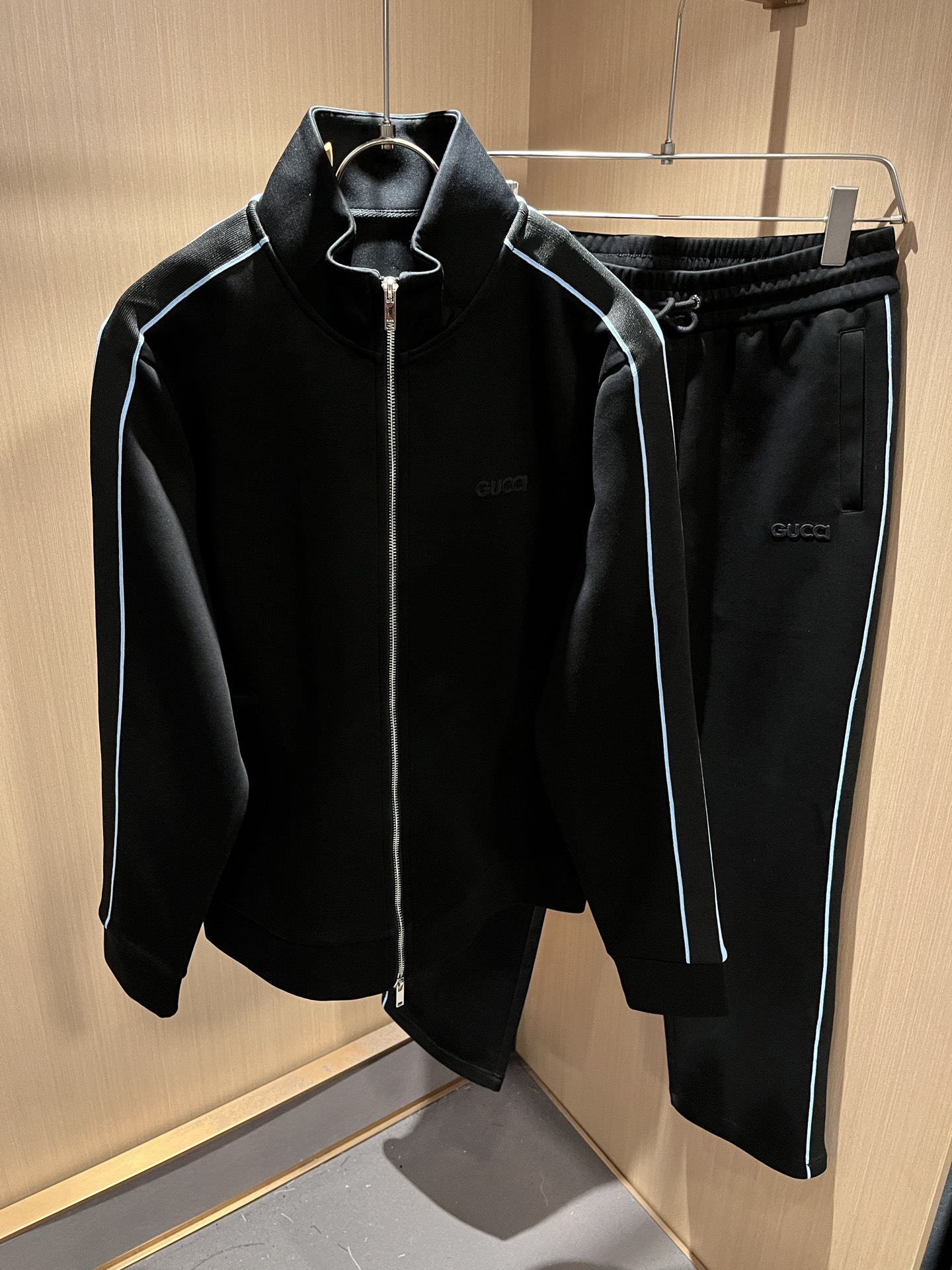 NO:571772,Gucc*Gujia's latest 2025 autumn and winter suits for men and women are rarely available through trading company channels and will be sold simultaneously on the official website!  New fashion element design!  Logo letter pattern logo embroidery design!  Injecting full vitality into the new series, it is made of imported pure cotton fabrics supplied by customers. The fabric feels soft and delicate against the skin, and has an extremely comfortable and breathable wearing experience. The whole item is very eye-catching and fashionable, and is deeply loved by young people today!  Basic loose round neck cut, unisex style regardless of age and gender, suitable for matching all styles and looks you need in daily life!  It is recommended to wear couple outfits when going out on the street, it will be more eye-catching!  Size:M-3XL,,gucci,gucci,alexander wang19860909Gucc*古家 2025秋冬最新男女同款套装,贸易公司渠道稀出,同步官网发售 ！ 新时尚元素设计！标识字母图案logo刺绣设计！为全新系列注入满满活力,选客供进口纯棉面料制成,面料手感亲肤柔软细腻,拥有着无比舒适透气性的穿着体验,整件单品极具吸睛度与时尚感,深受当下年轻人的喜爱！基础宽松的圆领版型裁剪,不分年龄与性别的中性款式,适合搭配你日常所需的所有风格与造型！建议搭配情侣装出街会更为养眼出色！尺码:M-3XL,,gucci,gucci,alexander wang,Men's clothing