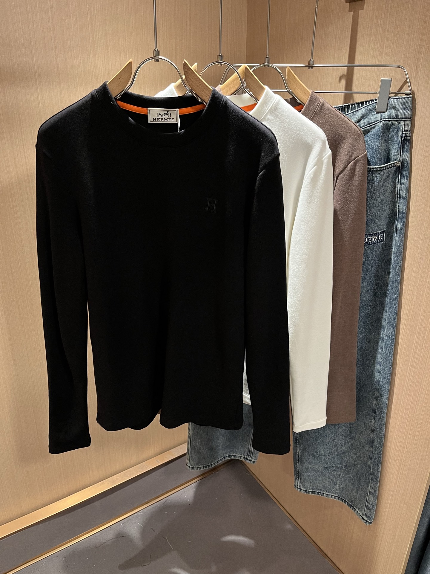 NO:524401,Her*mes autumn and winter new men's long-sleeved base T-shirt, a brand new upgraded versatile basic style, low-key and luxurious, and a choice of character!  Select high-quality and selected pure cotton fabrics!  Boob embroidery logo design!  Created, enjoy a relaxed and comfortable wearing experience, meticulous craftsmanship, extremely recognizable, and showcase the new brand micro-label culture!  Classic perfect design, precise and in place for cutting. Simple and atmospheric style, and can show fashionable charm in daily leisure life. Size M-3XL, tees, t-shirt, alexander wang19860909Her*mes爱*仕秋冬新款男士长袖打底T恤,全新升级百搭基础款,低调奢华,品格之选！甄选优质精选纯棉面料！胸前刺绣logo设计！打造而成,享受轻松自在的穿着体验,工艺细致,辨识度极高,展现全新品牌微标文化！经典完美版型设计,在裁剪上精准到位.简约大气风格,又能在日常休闲生活中展现时尚魅力.尺码M-3XL,,tees，t-shirt,alexander wang,Men's clothing