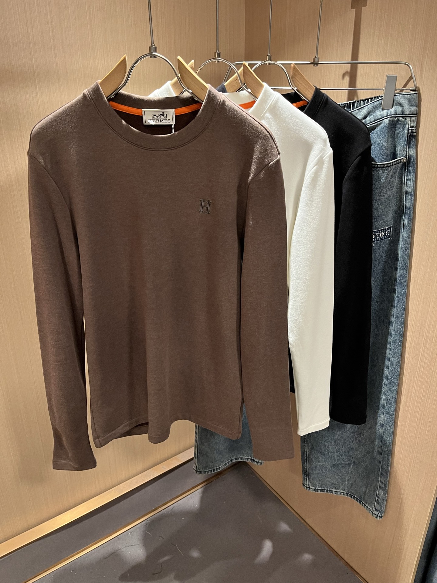 NO:524294,Her*mes autumn and winter new men's long-sleeved base T-shirt, a brand new upgraded versatile basic style, low-key and luxurious, and a choice of character!  Select high-quality and selected pure cotton fabrics!  Boob embroidery logo design!  Created, enjoy a relaxed and comfortable wearing experience, meticulous craftsmanship, extremely recognizable, and showcase the new brand micro-label culture!  Classic perfect design, precise and in place for cutting. Simple and atmospheric style, and can show fashionable charm in daily leisure life. Size M-3XL, tees, t-shirt, alexander wang19860909Her*mes爱*仕秋冬新款男士长袖打底T恤,全新升级百搭基础款,低调奢华,品格之选！甄选优质精选纯棉面料！胸前刺绣logo设计！打造而成,享受轻松自在的穿着体验,工艺细致,辨识度极高,展现全新品牌微标文化！经典完美版型设计,在裁剪上精准到位.简约大气风格,又能在日常休闲生活中展现时尚魅力.尺码M-3XL,,tees，t-shirt,alexander wang,Men's clothing