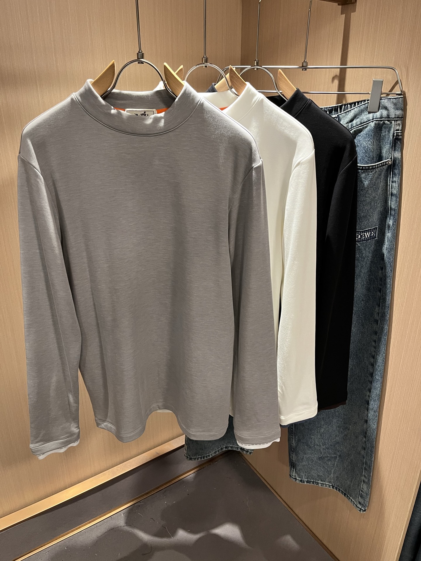 NO:524399,Her*mes autumn and winter new men's long-sleeved base T-shirt, a brand new upgraded versatile basic style, low-key and luxurious, and a choice of character!  Select high-quality and selected pure cotton fabrics!  Created, enjoy a relaxed and comfortable wearing experience, meticulous craftsmanship, extremely recognizable, and showcase the new brand micro-label culture!  Classic perfect design, precise and in place for cutting. Simple and atmospheric style, and can show fashionable charm in daily leisure life. Size M-3XL, tees, t-shirt, alexander wang19860909Her*mes爱*仕秋冬新款男士长袖打底T恤,全新升级百搭基础款,低调奢华,品格之选！甄选优质精选纯棉面料！打造而成,享受轻松自在的穿着体验,工艺细致,辨识度极高,展现全新品牌微标文化！经典完美版型设计,在裁剪上精准到位.简约大气风格,又能在日常休闲生活中展现时尚魅力.尺码M-3XL,,tees，t-shirt,alexander wang,Men's clothing