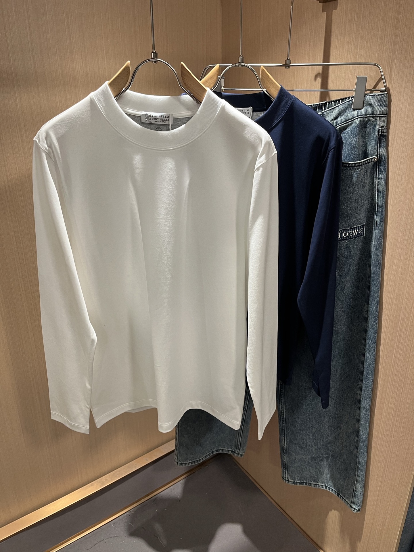 NO:524397,BC-Brunello Cucineli autumn new men's long-sleeved base, a fashionable and versatile item that many celebrities love to wear!  Super good-looking. Friends who like classic and simple must not miss this one!  The calm and atmospheric brand style has always been favored by the upper class! It is also the best choice for fashionable items!  The upper body is so handsome, highly recommended!  !  !  In addition to its brand added value, the biggest attraction of this short sleeve is that this short sleeve has a high cost-effectiveness in terms of color and material!  Customized original exclusive fabric material design!  Environmentally friendly washing, customized fabrics, pre-shrinkage treatment to ensure a crisp style. The combed cotton fabric feels super soft and smooth and sweat-absorbing!  The wash water does not deform, the feel is comfortable and smooth, the upper body is soft and comfortable, the classic fashionable lapel design is simple and not complicated, and it is very pleasing to the eye!  Code number M-3XL, brunello cucinelli, T-shirt, alexander wang19860909BC-Brunello Cucineli 秋季新款男士长袖打底,众多明星都爱穿的时尚百搭单品！超级好看,喜欢经典简约的朋友,一定不能错过了这款！沉稳大气的品牌风格一直以来备受上层人士的青睐!也是时尚单品的不二之选！ 上身帅到爆了,强烈推荐！！！这件短袖最大的吸引力除了他本身的品牌附加值,更加肯定的是这款短袖无论在颜色搭配还是材质上都有很高的性价比！ 定制原版专属面料材质设计！环保水洗,定制面料,预缩处理,确保版型的挺括,精梳棉面料手感超柔顺滑又吸汗！洗水不变形,手感舒适顺滑,上身柔和舒适,经典的时尚翻领设计,精简不繁,很是耐看！码数M-3XL,,brunello cucinelli,T-shirt,alexander wang,Men's clothing