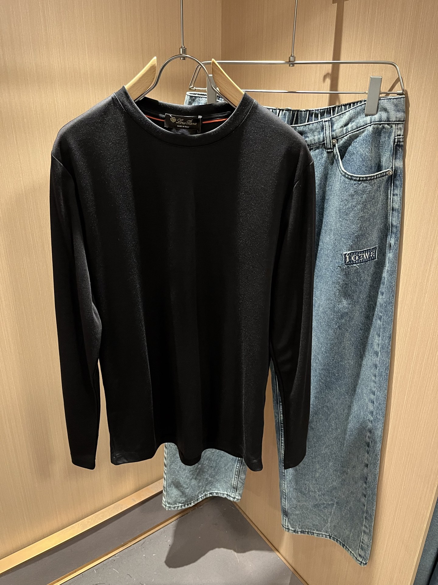 NO:524394,Loro Piana Nuoyou Pianya The latest trade order base shirt for men in autumn and winter, all the quality!  !  The back is embroidered with logo pattern!  Customized baby sued fabric!  The upper body is comfortable and breathable, not stiff, and the overall three-dimensional feeling is rich, with quality export orders, customized exclusive baby sued fabric tailoring to meet the simple needs of commuters for dressing. The upper body is very effective, it looks slim and not picky about the figure. The fabric workmanship... Improper, good craftsmanship can make you look good and tasteful, a must-have item for everyone!  Size M-3XL, loro piana, alexander wang19860909Loro Piana诺悠翩雅 秋冬男士最新的贸易订单打底衫,全品相！！后幅采用logo图案刺绣设计！定制婴儿绒面料！上身舒适透气,不僵硬,整体有着丰富的立体感,品质出口订单,定制专属婴儿绒面料剪裁,满足通勤人们对于着装的简约需求,上身效果很好,显瘦,不挑剔身材.面料做工....无可挑剔,好工艺好面料才能穿出好品味一款,人手必备单品！尺码M-3XL,,loro piana,alexander wang,Men's clothing