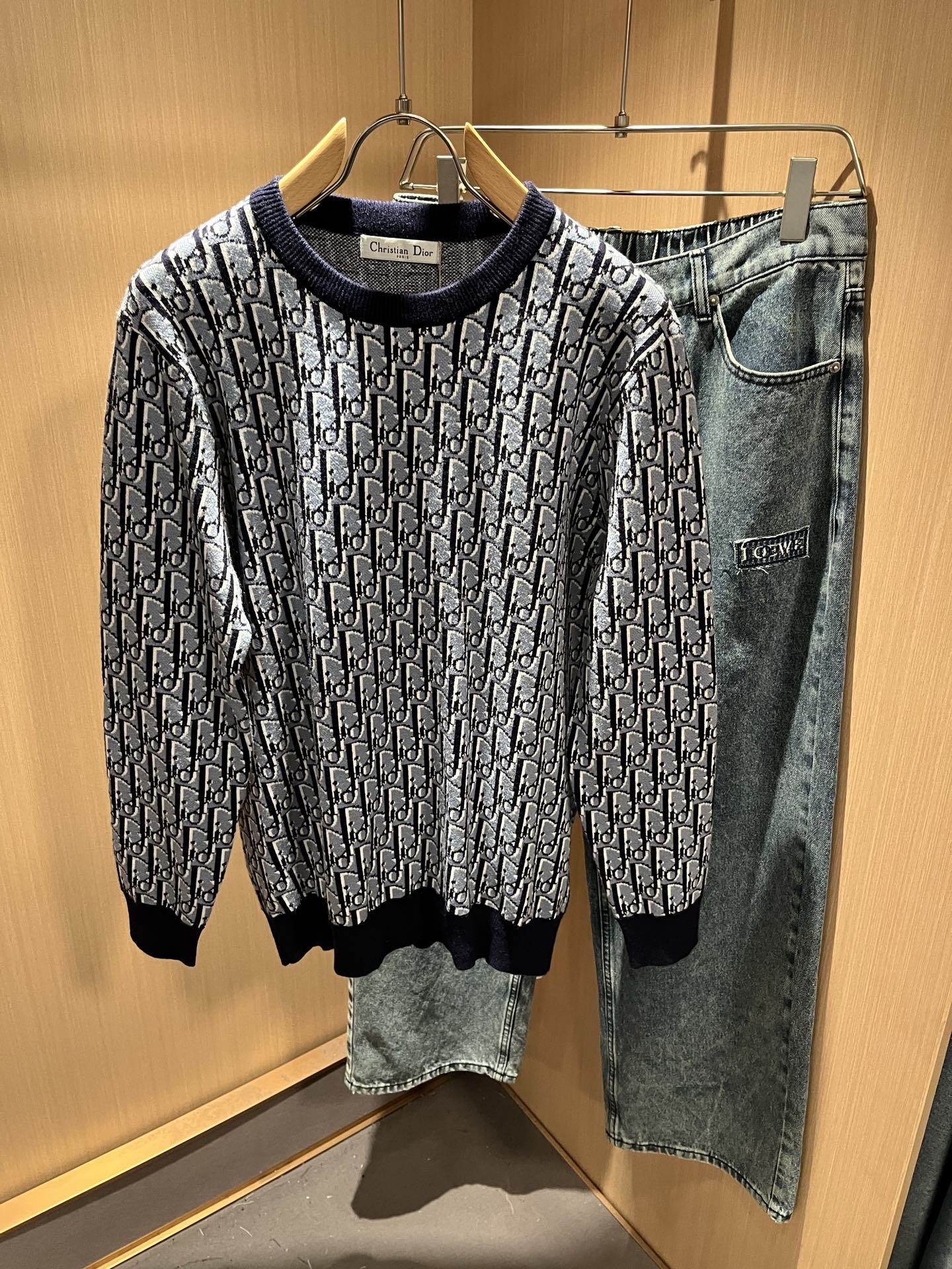 NO:524385,Dior*Dijia's new autumn and winter knitted sweaters for men and women are on sale at the same time in the counter!  Customized exclusive wool fabric, calm and versatile, extremely high-end, perfectly integrated with fashion and style, a top fashionable style that perfectly suits the outside wear!  The overall feeling is natural!  The ultimate classic uses panoramic three-dimensional crochet logo elements crochet design!  The ultimate perfection of heavy industry!  Fans who pursue high quality are please buy them by themselves, and all fans who know the goods are invited to appreciate this model together!  !  Size M-3XL, dior, dior, alexander wang19860909Dior*迪家 秋冬新款男女同款针织羊毛衫,专柜同步发售！定制专属羊毛面料,从容百搭,档次极高,完美融入时尚还有风情感一款完美符合外穿的顶尖时髦气质款！整体给人浑然天成的感觉！极致经典采用全景立体钩织logo元素钩织设计！极致的重工极致的完美！追求高品质的粉丝们请自行抢购,诚邀所有识货的粉丝一同鉴赏此款！！尺码M-3XL,,dior,dior,alexander wang,Men's clothing