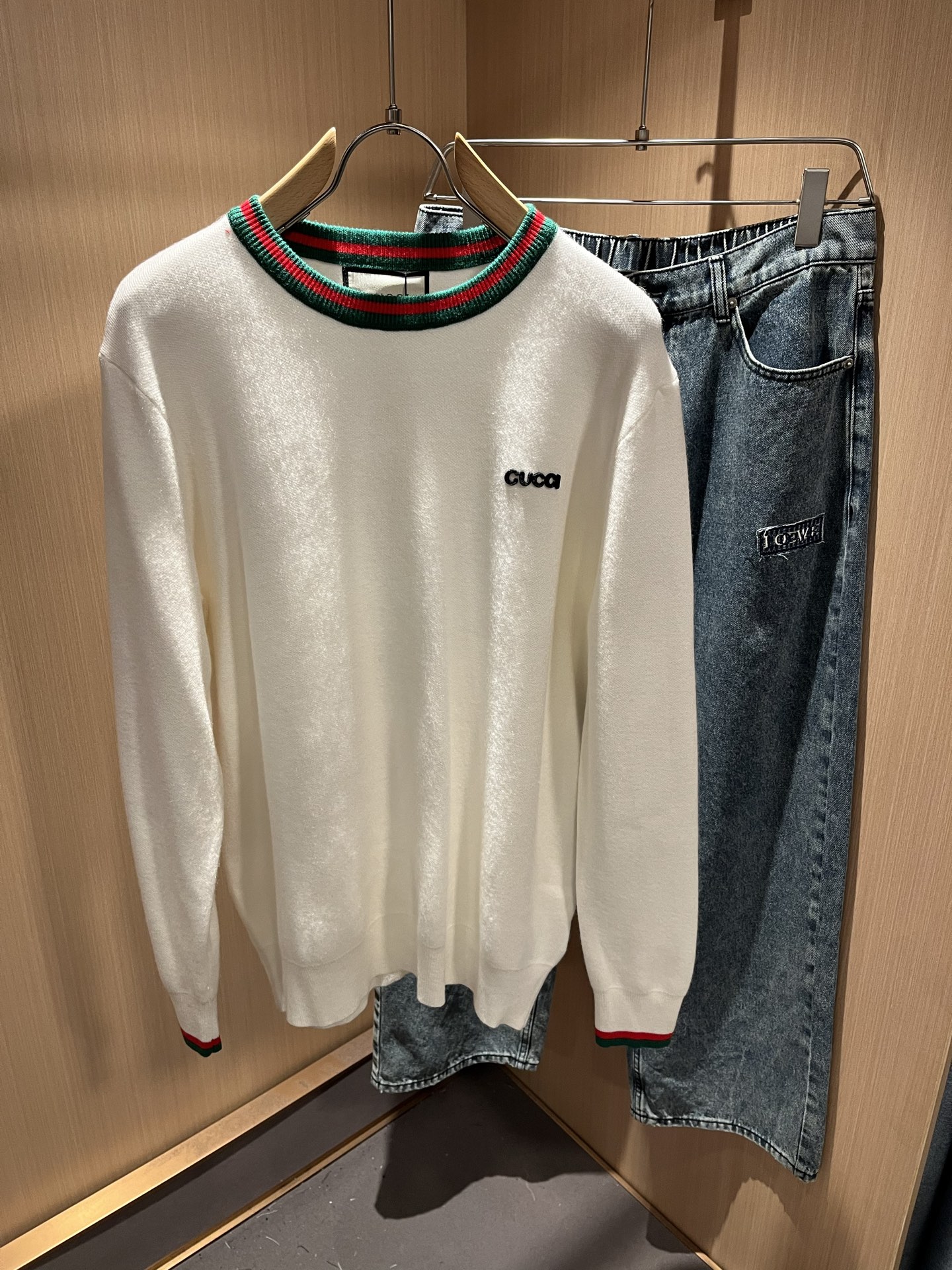 NO:524391,GUC*I Gujia New autumn and winter style for men and women, knitted wool sweater, chest logo logo glue-pressing design!  Trading companies have sparse channels and are released on the official website at the same time!  G Home Autumn and Winter Series Couple Sweater is online, and the design is classic color matching crochet design!  This sweater is selected for imported knitted wool material!  The fabric feels thick and has a certain sense of self-weight. It has a soft and dense terry texture. It is breathable and comfortable to wear with close body. It has beautiful colors and is eye-catching and fashionable. The unique patterns can definitely make you outstanding among the crowd!  Casual style cut design!  The upper body effect is age-reducing and versatile. It can easily get daily casual outfits for both men and women!  Size M-3XL, gucci, gucci, gucci, sweaters, alexander wang19860909GUC*I 古家 秋冬新款男女同款 针织羊毛衫,胸前标志logo压胶设计！贸易公司渠道稀出,同步官网发售！G家秋冬系列情侣毛衣上线,设计经典配色钩织设计！此款毛衣甄选客供进口针织羊毛材质！面料手感偏厚实,有一定的自重感,柔软绵密的毛圈肌理,贴身穿着透气亲肤舒适,色彩靓丽、吸睛时髦度爆棚,与众不同的图案绝对可以让你在人群中出彩万分！休闲版型裁剪设计！上身效果减龄又百搭,轻松Get起日常休闲穿搭,男女皆可轻松驾驭！尺码M-3XL,,gucci,gucci,gucci,sweaters,alexander wang,Men's clothing