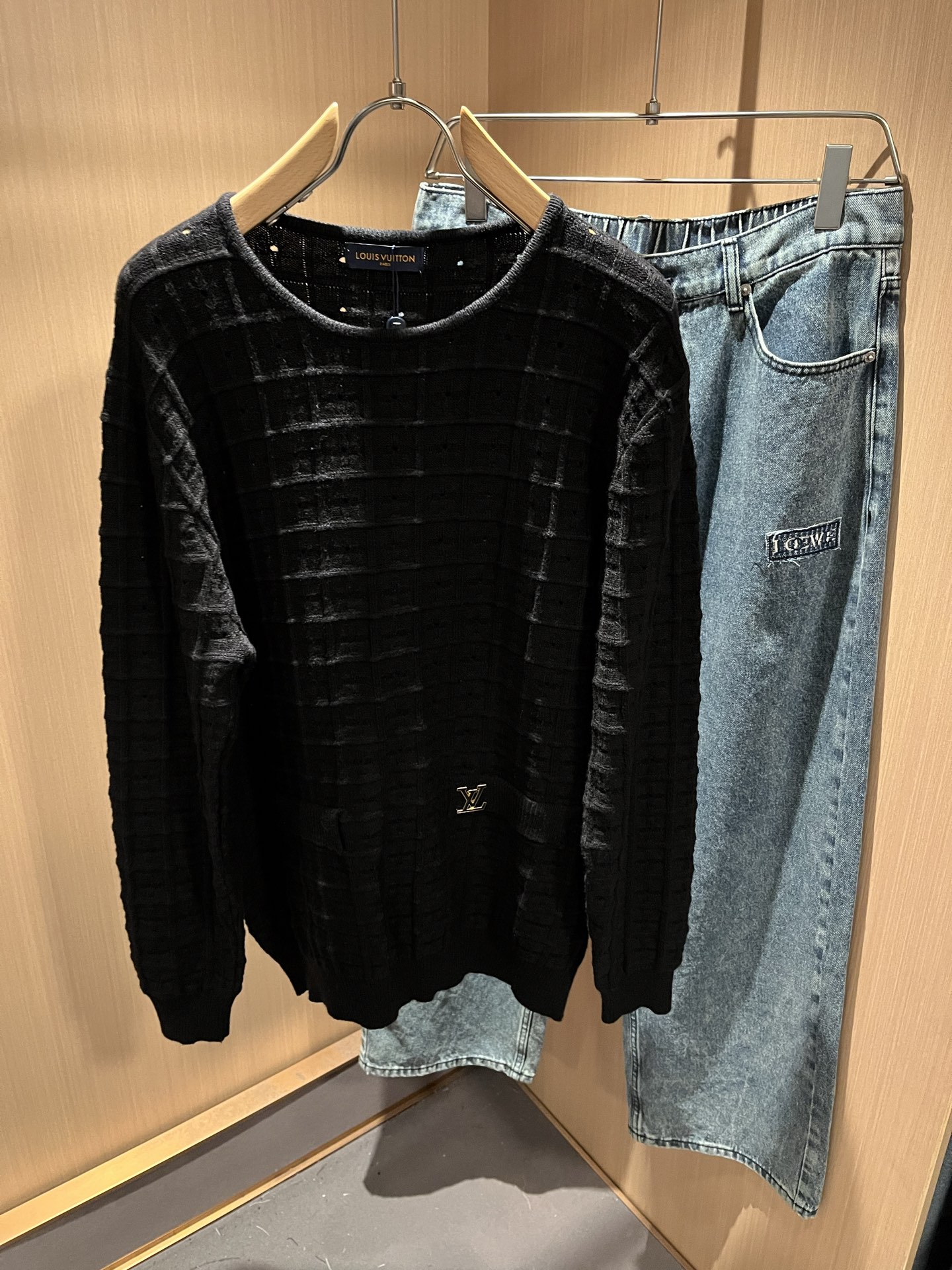 NO:524396,Louis Vuit*on Autumn and Winter Louis family light luxury knitted wool sweater!  The new high-end Louis family has always been so flawless in detail, and creative designs are endless. Letter logo badge pattern design!  It is a thing that everyone loves. It is made of thimble knit blend, super soft and tough, and has excellent breathability. It comes from world-class trade-level OEM channels, with extremely rare quantity and no help after selling out. The three-dimensional logo presents an extraordinary texture, clean and neat. This is the special skill of the Louis family and the latest craftsmanship this quarter. The degree of meticulousness has reached the top, and the slim three-dimensional tailoring design is a unique combination of luxury and fashion!  Size M-3XL, louis vuitton,louis vuitton,alexander wang19860909Louis Vuit*on 秋冬路易家族轻奢针织羊毛衫！路易家族的新高端,细节品质永远的那么完美无瑕,创意设计层出不穷.字母logo徽章图案设计！实属人见人爱的东西.顶针织混纺打造,超级柔软且具有韧性,透气感也是绝佳.来自世界级贸易级别的代工厂渠道,数量极其稀少售完无补.立体Logo呈现不一般的质感,干净俐落.这是路易家族的看家绝活也是本季度的最新工艺.细致化程度已经达到顶端了,修身立体剪裁的版型设计堪称一绝.属于奢华与时尚的融合！尺码M-3XL,,louis vuitton,louis vuitton,alexander wang,Men's clothing