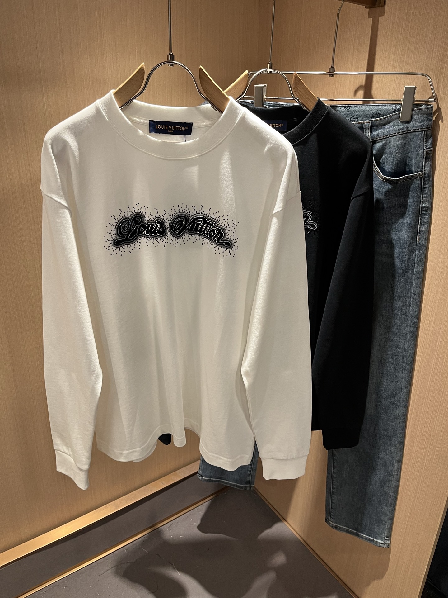 NO:524398,LouisVuitt*Louis*Deng's new men's long-sleeved base shirt with a very fashionable chest logo pressed and ironed diamond decoration!  Different from the past, it declares the design concept that has been passed down for many years in the brand!  Its eye-catchingness is no less than any classic style, perfectly presenting the fashionable, high-end and luxurious feeling in front of the world!  Selected high-quality pure cotton fabrics, soft and soft to the touch, the skin-friendly and delicate, the actual product is definitely beyond your imagination, and it has been brought to the extreme!  Size S-3XL, louis vuitton,louis vuitton,alexander wang19860909LouisVuitt*路易*登 秋冬新款男士长袖打底衫,非常时髦胸前logo压胶烫钻修饰！区别于以往的不同,宣示品牌传承多年的设计理念！其吸睛度完全不亚于任何经典款式,将时髦高级感与奢华感完美呈现在世人眼前！精选优质纯棉面料,触感软糯亲肤细腻,实物到手绝对超乎你的想象,发挥到了极致！尺码S-3XL,,louis vuitton,louis vuitton,alexander wang,Men's clothing