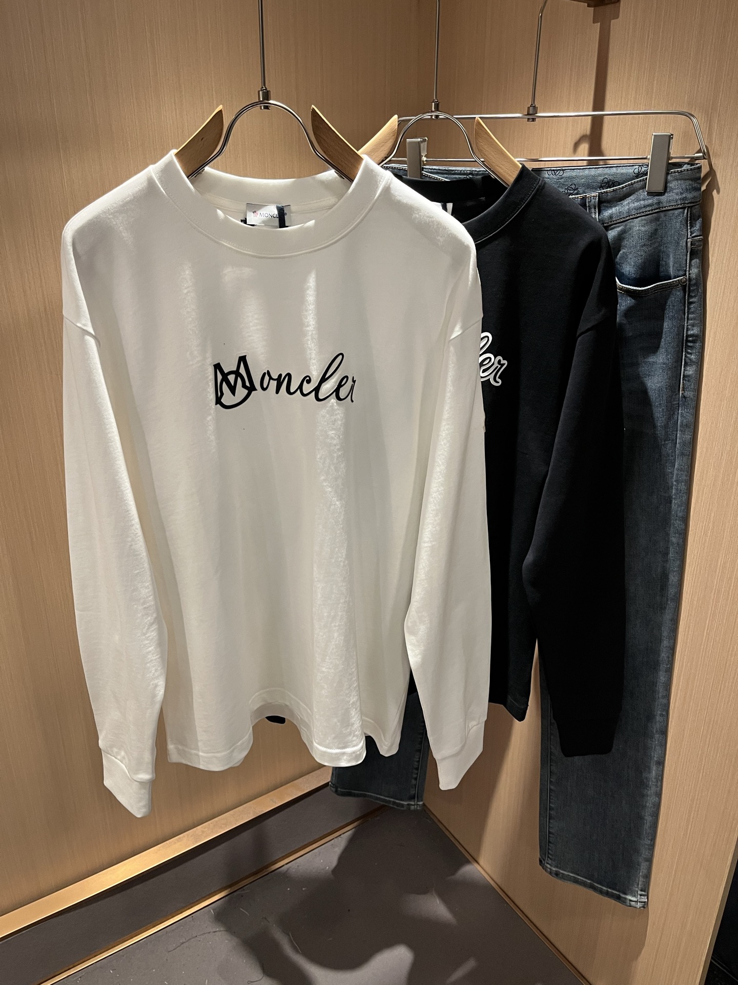 NO:524387,Moncler Mengjia The latest autumn and winter men and women's same trade order long-sleeved base shirt, full quality!  !  Internet celebrity style!  Use logo pattern to press glue design!  The upper body is comfortable and breathable, not stiff, and the overall three-dimensional feeling is rich. Quality export orders, customized exclusive pure cotton fabric tailoring to meet the simple needs of commuters for dressing. The upper body is very effective, slim and not picky about the figure. The fabric workmanship... Improper, only good craftsmanship can make you feel good and tasteful. A must-have item for everyone!  Size S-3XL, alexander wang19860909Moncler蒙家 秋冬最新男女同款贸易订单长袖打底衫,全品相！！网红款！采用logo图案压胶设计！上身舒适透气,不僵硬,整体有着丰富的立体感,品质出口订单,定制专属纯棉面料剪裁,满足通勤人们对于着装的简约需求,上身效果很好,显瘦,不挑剔身材.面料做工....无可挑剔,好工艺好面料才能穿出好品味一款,人手必备单品！尺码S-3XL,,alexander wang,Men's clothing