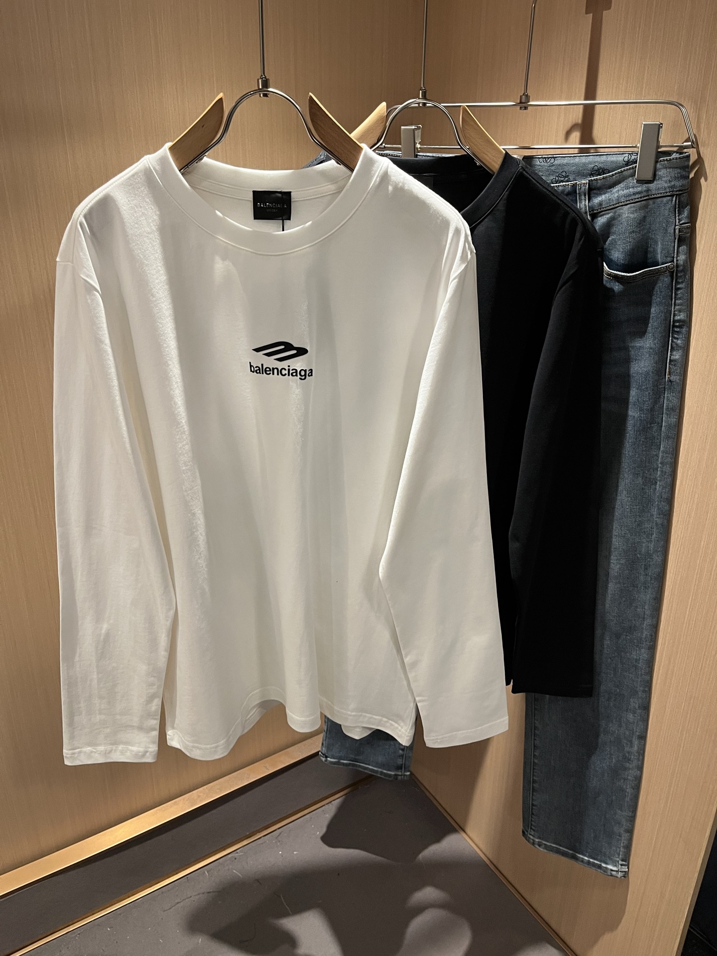 NO:524390,BALENCIA* Paris* new autumn and winter style men and women's base shirt, classic logo pattern logo glue pressing technology design!  Trading companies have sparse channels and are released on the official website at the same time!  Basically, it will have its back every season. This model is made of imported pure cotton material!  It is hard to pick on whether it is skin-friendly or breathable when worn in close-fitting!  The upper body looks very white and supports the complexion of the skin!  Both men and women can easily match their own fashionable and high-end outfits!  Size M-3XL, balenciaga, alexander wang19860909BALENCIA*巴黎*家 秋冬新款男女同款打底衫,经典标志图案logo压胶工艺设计！贸易公司渠道稀出,同步官网发售！基本每一季都会有它的背影所在,此款选用客供进口纯棉材质打造！贴身穿着亲肤感与透气性都无法挑剔！上身非常的显白承托肤色！无论男女皆可轻松搭配出属于自我的时尚高级穿搭！尺码M-3XL,,balenciaga,alexander wang,Men's clothing