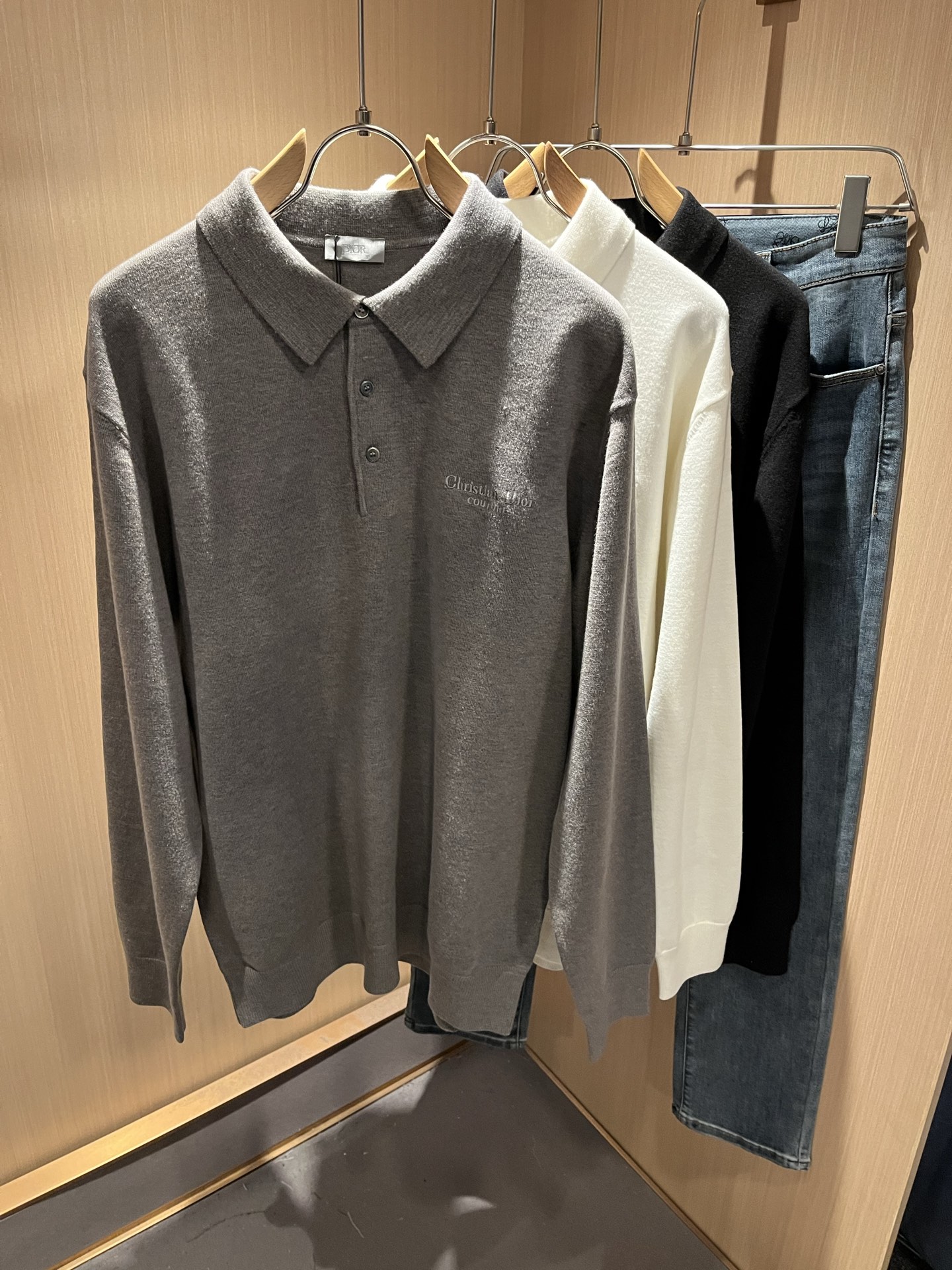 NO:528614,Dio*Dijia 2025 autumn and winter new styles for men and women, knitted wool sweaters, available at the same time in the counter!  Customized exclusive wool fabric, calm and versatile, extremely high-end, perfectly integrated with fashion and style, a top fashionable style that perfectly suits the outside wear!  The overall feeling is natural!  The ultimate classic uses the latest three-dimensional letter logo elements embroidery design!  The ultimate perfection of heavy industry!  Fans who pursue high quality are please buy them by themselves, and all fans who know the goods are invited to appreciate this model together!  !  Size M bust 53 Shoulder width 44 Clothes 70 Sleeve length 62 L bust 55 Shoulder width 46 Clothes 72 Sleeve length 63 XL bust 57 Shoulder width 48 Clothes 74 Sleeve length 64 2XL bust 59 Shoulder width 50 Clothes 76 Sleeve length 65 3XL bust 61 Shoulder width 52 Clothes 77 Sleeve length 66,,dior,dior,alexander wang19860909Dio*迪家 2025秋冬新款男女同款针织羊毛衫,专柜同步发售！定制专属羊毛面料,从容百搭,档次极高,完美融入时尚还有风情感一款完美符合外穿的顶尖时髦气质款！整体给人浑然天成的感觉！极致经典采用最新立体字母logo元素刺绣设计！极致的重工极致的完美！追求高品质的粉丝们请自行抢购,诚邀所有识货的粉丝一同鉴赏此款！！尺码M胸围53 肩宽44 衣长70 袖长62 L胸围55 肩宽46 衣长72 袖长63 XL胸围57 肩宽48 衣长74 袖长64 2XL胸围59 肩宽50 衣长76 袖长65 3XL胸围61 肩宽52 衣长77 袖长66,,dior,dior,alexander wang,Men's clothing