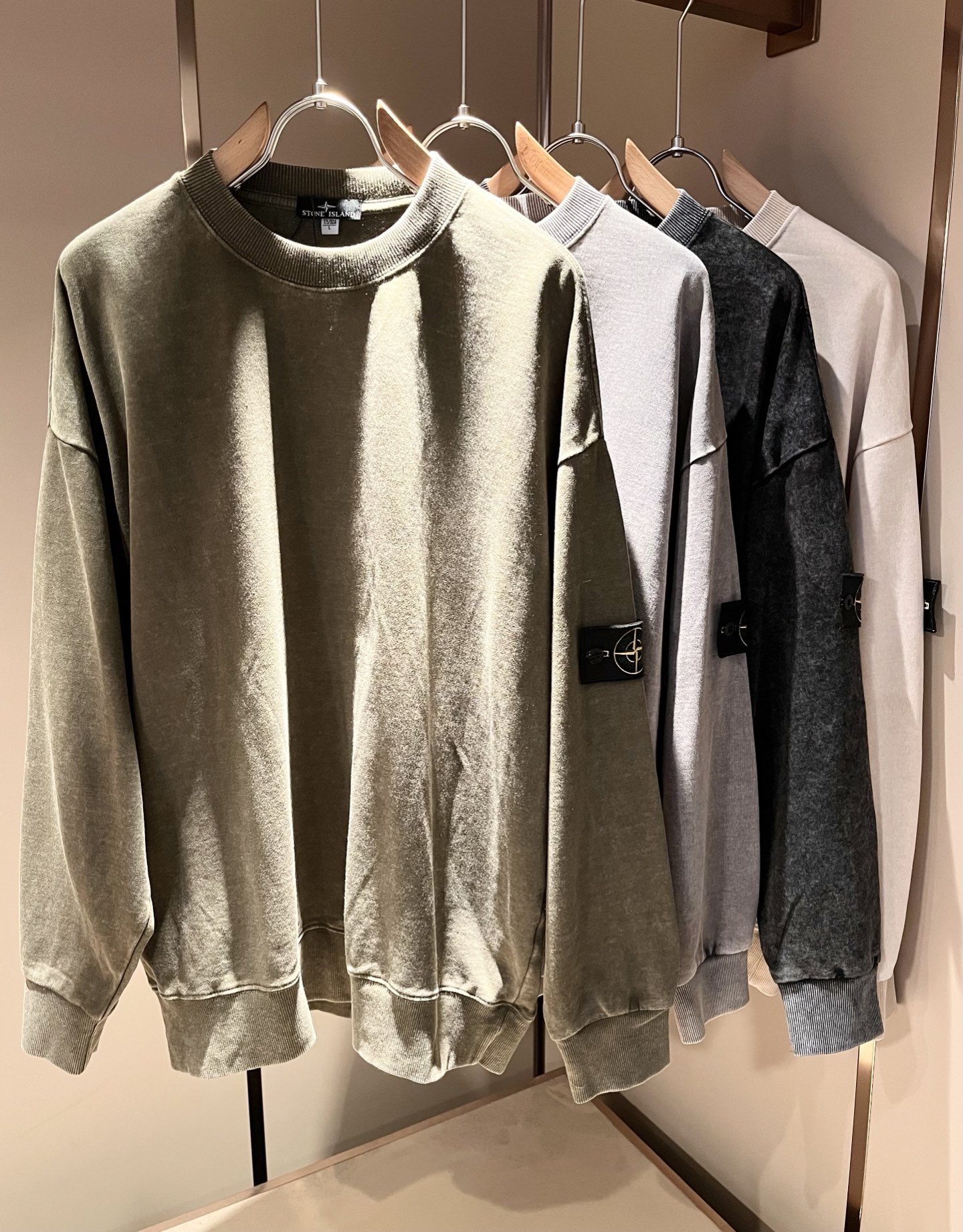 NO:524354,StoneIsland's new autumn and winter style of old men and women's same sweatshirts, the latest design elements of the brand!  Neither monotonous nor complicated, it shows taste just right!  Custom imported pure cotton fabrics are provided for customers!  The unique high-end three-dimensional feeling of the fabric presents a simple and elegant temperament!  Sleeve logo badge decoration!  Full of fashionable logo elements design!  Full three-dimensional! Standard cutting design!  Every detail is a synchronized with high-end fashion. Size: M-4XL, hoodie, sweatshirts, alexander wang19860909StoneIsland 石头岛秋冬新款做旧男女同款卫衣,品牌最新设计元素！既不单调也不复杂,恰到好处的展现品味！客供定制进口纯棉面料！面料独具的高奢立体感呈现简约优雅气质！袖子logo徽章修饰！满满的时尚logo元素设计！饱满立体!标准裁剪设计！每一处细节都是与高端时尚同步的体现. 尺码:M-4XL,,hoodie,sweatshirts,alexander wang,Men's clothing