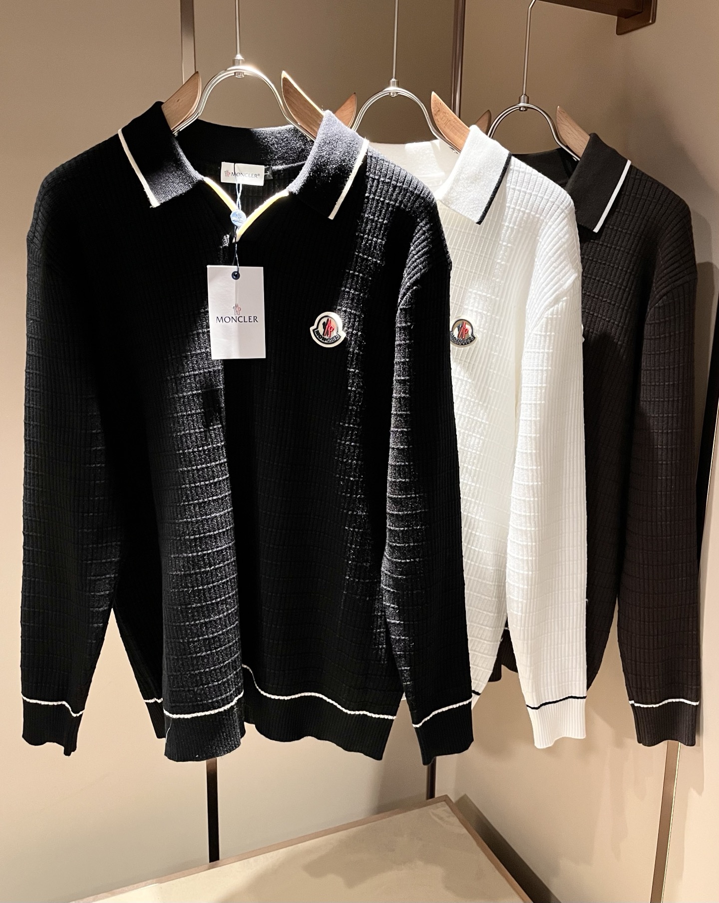 NO:524345,Moncl*r Meng*kou The latest trade order knitted cardigan for couples in autumn and winter, all the same styles!  !  Internet celebrity style!  The craftsmanship is made of knitted wool crochet, and the simple Mon logo logo badge design!  It is not stiff, the overall feel is rich in three-dimensionality, quality export orders, customized exclusive knitted wool fabrics to meet the simple needs of commuters for dressing. The upper body effect is very good, it looks slim and does not picky about the figure. The fabric workmanship is impeccable, and only good craftsmanship can make you feel good taste. It is a must-have item for everyone!  Size M-4XL, alexander wang19860909Moncl*r蒙*口 秋冬男女同款情侣款最新的贸易订单针织羊毛衫,全品相！！网红款！工艺采用针织羊毛钩织,简单Mon标识logo徽章设计！不僵硬,整体有着丰富的立体感,品质出口订单,定制专属针织羊毛面料,满足通勤人们对于着装的简约需求,上身效果很好,显瘦,不挑剔身材.面料做工....无可挑剔,好工艺好面料才能穿出好品味一款,人手必备单品！尺码M-4XL,,alexander wang,Men's clothing