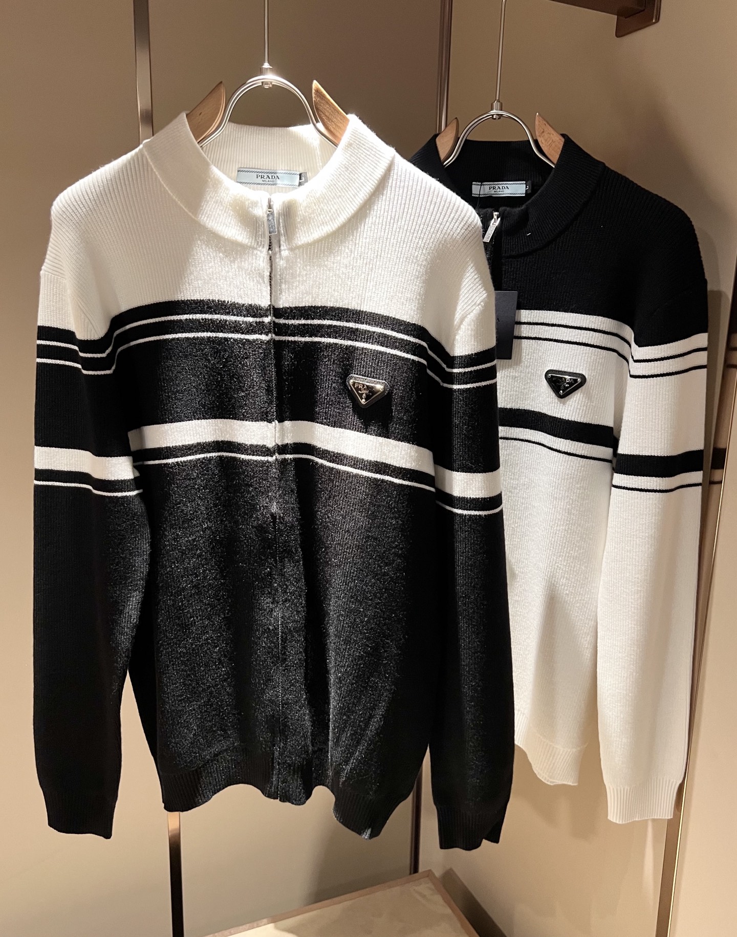 NO:524353,PRAD*A Pu*da autumn and winter new men's knitted zippered wool sweater, the latest model is exclusively available on the entire network!  !  ~ It is classic and fashionable and versatile, who doesn’t like it? It will show the classic again. It is very pleasing to the eye and comes with a low luxury halo and recognition!  Pr*da's traditional brand concept and modern advanced technology are perfectly combined. Coupled with the extremely modern and modern minimalist design, P's exclusive three-dimensional triangle logo hardware design!  Customized 100% imported wool fabric!  The texture of this model is quite touching, the specifications and grades are known with tentacles. The degree of delicateness and breathability are top-notch!  Size M-4XL, prada, alexander wang19860909PRAD*A普*达秋冬新款男士针织拉链款羊毛衫,最新款全网独家首上！！~既经典有时尚百搭,谁不爱啊,将经典再次展现,非常的耐看,自带低奢光环与辨识度！Pr*da传统的品牌理念和现代化的先进技术进行了完美结合.加上极其现代摩登风范的简约设计,p家专属立体三角标识五金设计！定制百分百进口羊毛面料！此款的质感相当感人 触手便知规格档次 细腻程度与透气效果堪称顶级！尺码M-4XL,,prada,alexander wang,Men's clothing