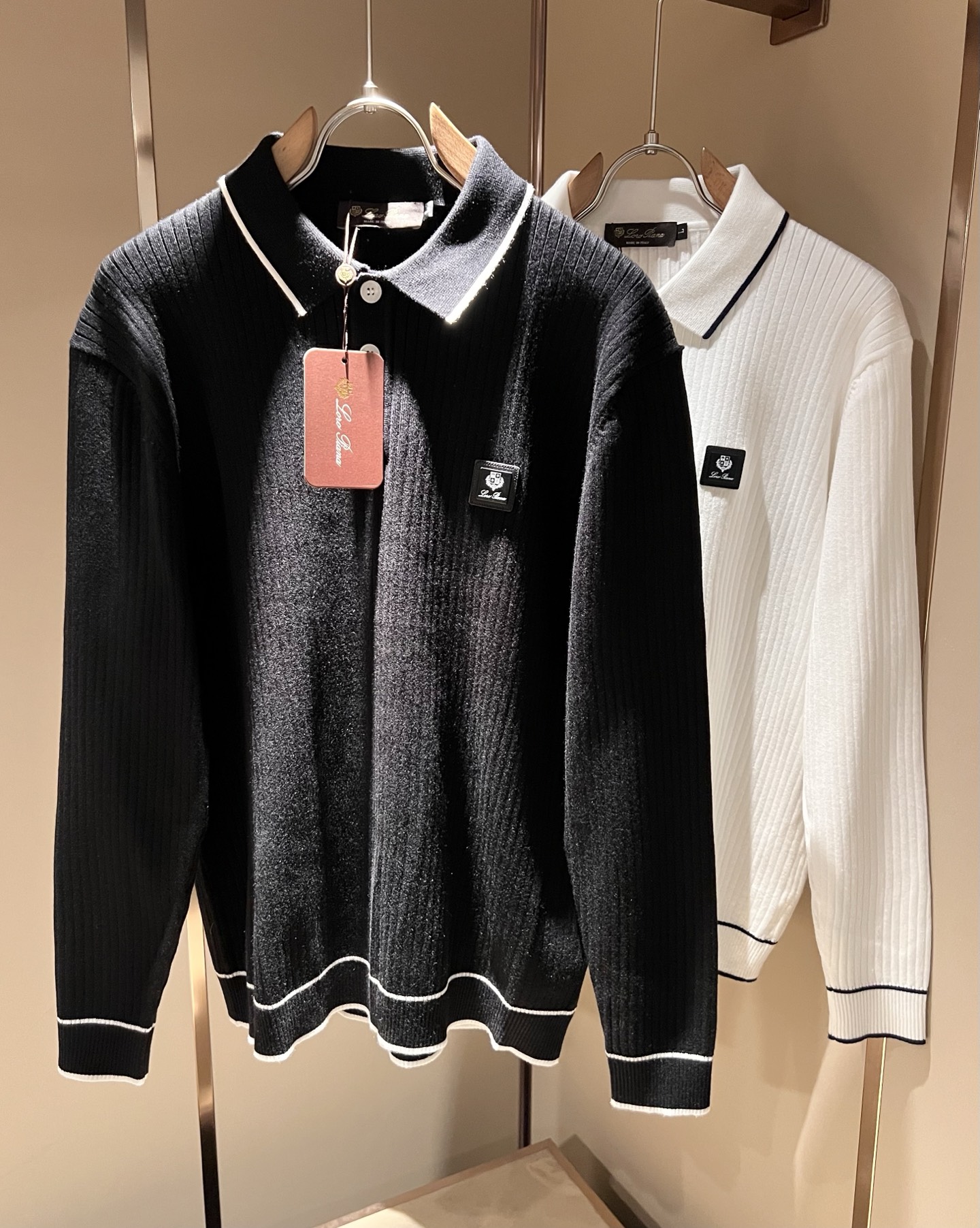 NO:524329,Loro Piana Nouyou Pianya The latest trade order knitted cardigan for men in autumn and winter, all the quality!  !  The upper body is comfortable and breathable, not stiff, and the overall body has a rich three-dimensional feeling, quality export orders, and chest logo pattern badge design!  Customized exclusive knitted wool fabric tailoring to meet the simple needs of commuters for dressing. The upper body is very effective, it looks slim and does not picky about the body. The fabric workmanship is impeccable. Only good craftsmanship and good fabrics can make you feel good. It is a must-have item for everyone!  Size M-4XL, loro piana, alexander wang19860909Loro Piana诺悠翩雅 秋冬男士最新的贸易订单针织羊毛衫,全品相！！上身舒适透气,不僵硬,整体有着丰富的立体感,品质出口订单,胸前logo图案徽章设计！定制专属针织羊毛面料剪裁,满足通勤人们对于着装的简约需求,上身效果很好,显瘦,不挑剔身材.面料做工....无可挑剔,好工艺好面料才能穿出好品味一款,人手必备单品！尺码M-4XL,,loro piana,alexander wang,Men's clothing