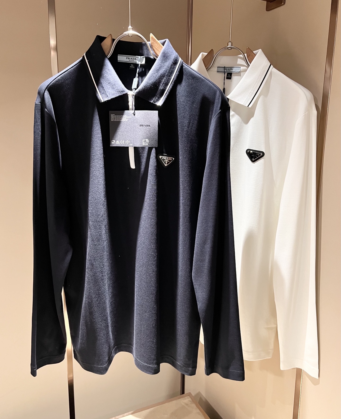 NO:524339,Prad*Pu*da New classic element short-sleeved Polo shirt in autumn and winter, a classic and elegant style, the kind that can be worn for ten years is still popular. You must collect a few pieces. You must collect the rare and exquisite style!  A good taste!  It is 100% imported top-grade elastic spandex fabric in any season!  Fine weaving!  solid!  One of the best cottons recognized in the world!  The texture is perfect! Chest logo hardware design!  Perfectly enrich everyone's visual sense!  Make you feel clean and neat!  Fashionable and beautiful!  !  Only by wearing Prada's short-sleeved shirt can you know what is worth it!  PRADA has always been a quality life pursued by European aristocrats and upper class scholars. This simple and casual versatile T-shirt is a personal luxury item with fashionable colors. Luxury materials and rigorous craftsmanship are the main tools for PRADA to attract fans. The flat and stylish round neck is warm, comfortable and easy to wear, with its own tone and handsome, and it is truly a world-class style!  The brand's design details are very exquisite, the upper body is light and stylish, and you have to buy the latest T-shirt every season. Faced with this consumable, it will save you the trouble of going out and outfitting. There are many letter T-shirts on the market, but this one is still rare to see. The streamlined tailoring and a light casual and artistic temperament give you enough spring to arrange the surface. Every person who pursues fashion, you might as well try it on the upper body!  Size M-4XL, prada, prada, T-shirt,tees, t-shirt,alexander wang19860909Prad*普*达 秋冬季新款经典元素短袖Polo衫,经典大方的款式,可以穿十年都还是流行的那种,你一定要收藏几件,难得精致极致的款,你一定要收！好品味的一件！重要到哪个季节都绕不开它百分百进口顶级弹力氨纶面料！织法精细！结实！世界公认最好的棉之一！手感质感都极完美! 胸口logo五金设计！完美的丰富大家的视觉感！让你感觉干净利落！时尚又好看！！穿上普拉达的这款短袖,才知道什么是人间太值得！PRADA一直都是欧洲贵族和上流社会雅士追求的品质生活这款简易休闲百搭T恤更是穿出个人奢侈的单品色彩时尚 奢侈的材质和严谨的工艺是PRADA圈粉的主要利器平整有型的圆领,版型温暖舒适好穿又好搭,自带腔调和帅气,真正的一款打天下！品牌的设计细节十分考究,上身轻便有型,每季都要入手最新的T恤,面对这种消耗品,直接省了你出门穿搭的烦恼,市面上的字母T恤有很多,但这款还很难得一见了,信手拈来的流线剪裁,淡淡的休闲文艺气质,给足春日的排面,每个对时髦度有追求的你,都不妨上身一试！尺码M-4XL,,prada,prada,T-shirt,tees，t-shirt,alexander wang,Men's clothing