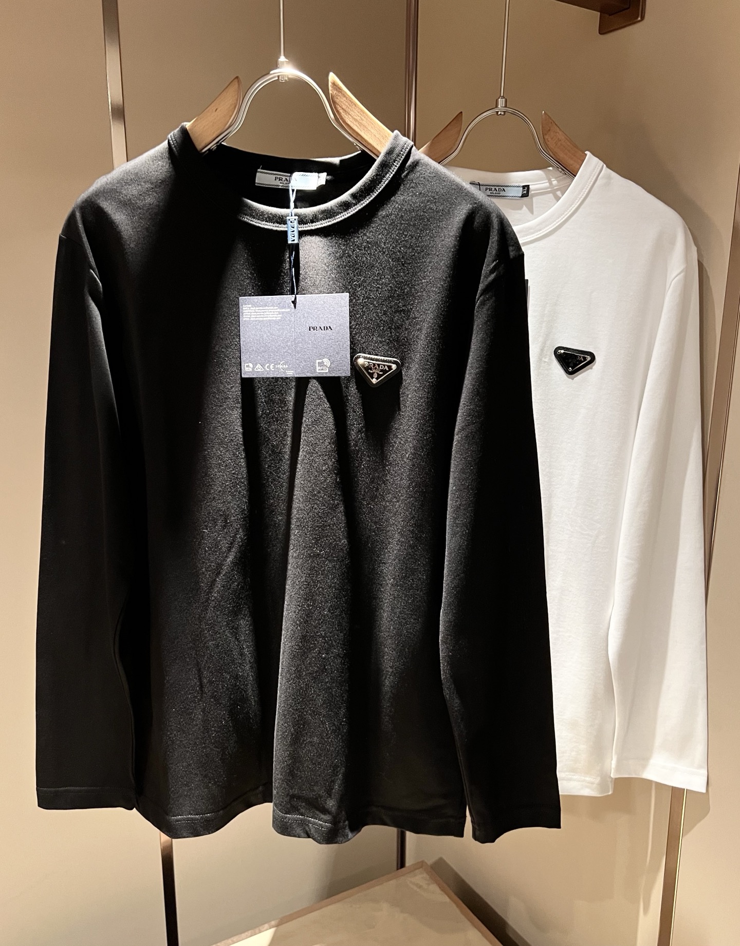 NO:524341,Prad*Pu*da New autumn and winter classic elements long-sleeved base shirt, classic and elegant style, the kind that can be worn for ten years, you must collect a few pieces, and you must collect the rare and exquisite style!  A good taste!  It is important to no matter which season it is, it cannot avoid 100% imported top-grade pure cotton fabric!  Fine weaving!  solid!  One of the best cottons recognized in the world!  The texture is perfect! Chest logo hardware design!  Perfectly enrich everyone's visual sense!  Make you feel clean and neat!  Fashionable and beautiful!  !  Only by wearing Prada's short-sleeved shirt can you know what is worth it!  PRADA has always been a quality life pursued by European aristocrats and upper class scholars. This simple and casual versatile T-shirt is a personal luxury item with fashionable colors. Luxury materials and rigorous craftsmanship are the main tools for PRADA to attract fans. The flat and stylish round neck is warm, comfortable and easy to wear, with its own tone and handsome, and it is truly a world-class style!  The brand's design details are very exquisite, the upper body is light and stylish, and you have to buy the latest T-shirt every season. Faced with this consumable, it will save you the trouble of going out and outfitting. There are many letter T-shirts on the market, but this one is still rare to see. The streamlined tailoring and a light casual and artistic temperament give you enough spring to arrange the surface. Every person who pursues fashion, you might as well try it on the upper body!  Size M-4XL, prada, prada, T-shirt,tees, t-shirt,alexander wang19860909Prad*普*达 秋冬季新款经典元素长袖打底衫,经典大方的款式,可以穿十年都还是流行的那种,你一定要收藏几件,难得精致极致的款,你一定要收！好品味的一件！重要到哪个季节都绕不开它百分百进口顶级纯棉面料！织法精细！结实！世界公认最好的棉之一！手感质感都极完美! 胸口logo五金设计！完美的丰富大家的视觉感！让你感觉干净利落！时尚又好看！！穿上普拉达的这款短袖,才知道什么是人间太值得！PRADA一直都是欧洲贵族和上流社会雅士追求的品质生活这款简易休闲百搭T恤更是穿出个人奢侈的单品色彩时尚 奢侈的材质和严谨的工艺是PRADA圈粉的主要利器平整有型的圆领,版型温暖舒适好穿又好搭,自带腔调和帅气,真正的一款打天下！品牌的设计细节十分考究,上身轻便有型,每季都要入手最新的T恤,面对这种消耗品,直接省了你出门穿搭的烦恼,市面上的字母T恤有很多,但这款还很难得一见了,信手拈来的流线剪裁,淡淡的休闲文艺气质,给足春日的排面,每个对时髦度有追求的你,都不妨上身一试！尺码M-4XL,,prada,prada,T-shirt,tees，t-shirt,alexander wang,Men's clothing