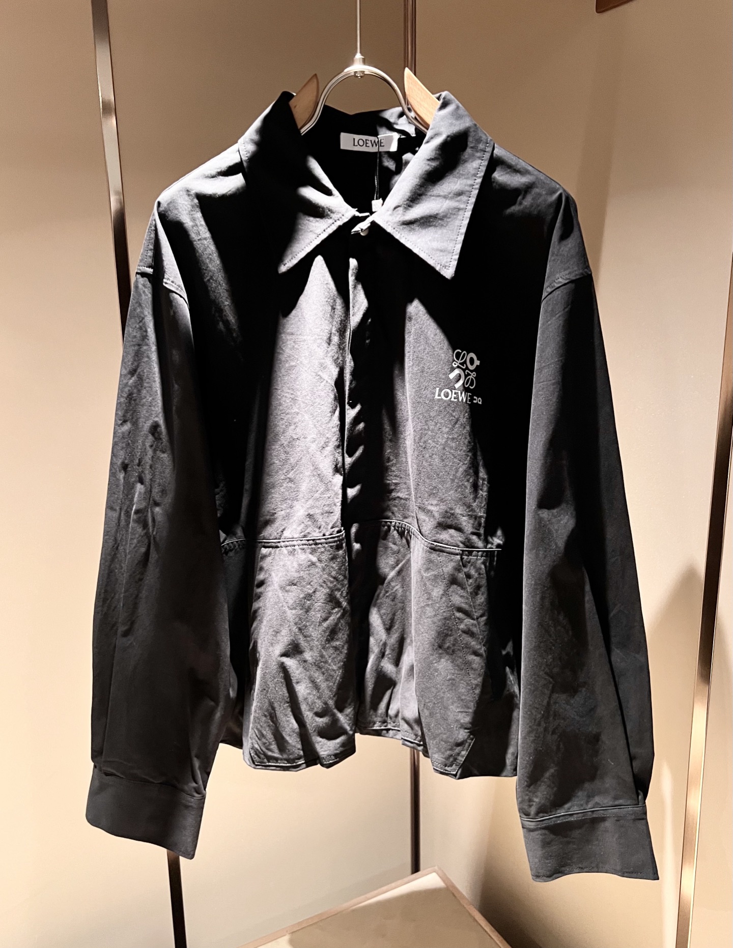 NO:524042,LOE*WE Luo*We 2025 autumn and winter men and women same style set, original Italian order channel, very personalized and high-end trendy style, logo logo pattern printing craft design!  Customized original cotton fabric!  !  !  The latest fashion trends and popular products are here, and it is another simple and high-end fashion item. It is a fashion product with very high-end outfit charm. It is a must-have item for fashion trends!  Original Italian manufacturer channels, special-level orders, and released at the same time as Hong Kong, Macao and Taiwan buyers. This model is also the latest popular product of Luo Yiweijia this year and the most classic product. Its specifications and grades are beyond doubt!  !  The choice is very diverse, and it can be said that this model naturally has a fresh and natural feeling, showing the brand charm and high-end feeling. The texture of this model is very good, and the heavy weight and brilliant skin-friendliness that can be seen with hands are even better, and it is a complete enjoyment of wearing!  !  Size: S-2XL, loewe, loewe, alexander wang19860909LOE*WE罗*威 2025秋冬男女同款套装,意大利原厂订单渠道,极具个性高级潮风,标志logo图案印花工艺设计！定制原版纯棉面料！！！最新时尚潮流人气产物驾到,又是一款简约高级的时尚单品,穿搭魅力十分高级不俗的时尚产物 ,时尚潮流必备单品！意大利原厂渠道,特供级别订单,同步港澳台买手店发布,此款也是罗意威家今年的最新人气产物,也是最经典的产物,其规格跟档次更是毋庸置疑！！ 选择极具多样化,言而喻此款自然具备那种清新自然的感觉,彰显品牌魅力与高级感,此款的质感十分的到位,用手可以感知的重磅跟出彩亲肤程度更是上佳,十足的穿着享受！！尺码:S-2XL,,loewe,loewe,alexander wang,Men's clothing