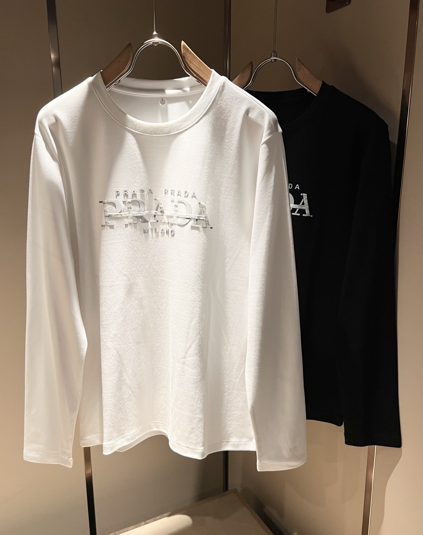 NO:524351,PRAD*A Pu*da autumn and winter new men's long-sleeved base shirt, the latest model is exclusively available on the entire network!  !  ~ It is classic and fashionable and versatile, who doesn’t like it? It will show the classic again. It is very pleasing to the eye and comes with a low luxury halo and recognition!  Pr*da's traditional brand concept and modern advanced technology are perfectly combined. Coupled with the extremely modern and modern minimalist design, P-family exclusive logo pattern design!  Customized 100% imported pure cotton fabric!  The texture of this model is quite touching, the specifications and grades are known with tentacles. The degree of delicateness and breathability are top-notch!  Size M-4XL, prada, alexander wang19860909PRAD*A普*达秋冬新款男士长袖打底衫,最新款全网独家首上！！~既经典有时尚百搭,谁不爱啊,将经典再次展现,非常的耐看,自带低奢光环与辨识度！Pr*da传统的品牌理念和现代化的先进技术进行了完美结合.加上极其现代摩登风范的简约设计,p家专属logo图案设计！定制百分百进口纯棉面料！此款的质感相当感人 触手便知规格档次 细腻程度与透气效果堪称顶级！尺码M-4XL,,prada,alexander wang,Men's clothing