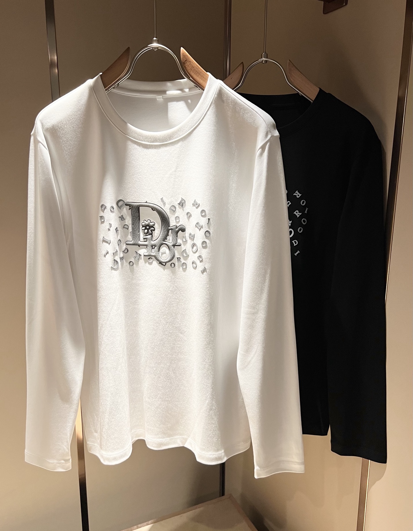 NO:524343,Dio*r's new long-sleeved base shirt in autumn and winter, and is available at the same time in the counter!  Customized exclusive pure cotton fabric, with a brand logo pattern on the chest designed with glue!  Simple and generous, calm and versatile, extremely high-end, perfectly integrated with fashion and style, a top fashionable style that perfectly suits the outside wear!  The overall feeling is natural!  The ultimate classic versatile short-sleeved T-shirt, fans who pursue high quality please buy it by themselves, and all fans who know the goods are invited to appreciate this style together!  !  Size M-4XL, dior,dior,T-shirt,tees,t-shirt,alexander wang19860909Dio*r迪家秋冬新款长袖打底衫,专柜同步发售！定制专属纯棉面料,胸前采用品牌logo图案压胶设计！简约大方,从容百搭,档次极高,完美融入时尚还有风情感一款完美符合外穿的顶尖时髦气质款！整体给人浑然天成的感觉！极致经典的百搭型短袖T恤,追求高品质的粉丝们请自行抢购,诚邀所有识货的粉丝一同鉴赏此款！！尺码M-4XL,,dior,dior,T-shirt,tees，t-shirt,alexander wang,Men's clothing