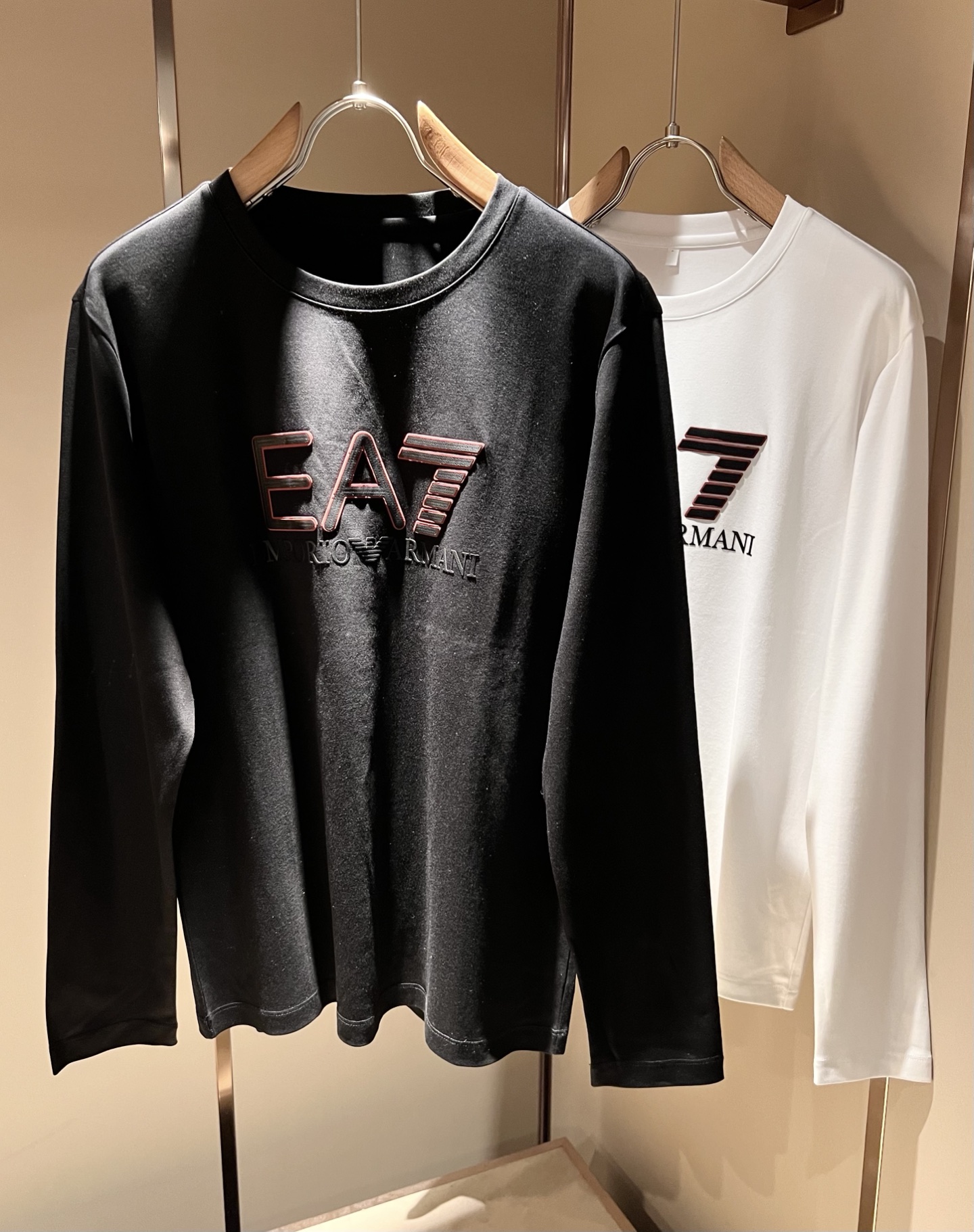 NO:524347,Arman A*ni autumn and winter new men and women's same casual long-sleeved base shirt, original single OEM order, chest logo glue-press design!  The simple design is exquisite and elegant, amazing!  Customized original exclusive pure cotton fabric, soft and delicate feel, and the upper body is super comfortable. It is still refreshing and comfortable to wear even in summer, and the ultimate enjoyment!  Inheriting the classic styles of the past, the upper body effect comes naturally, and simple outfits do not require too many accessories. It can easily create a fashionable feeling, and the return rate will also increase. Get it at a speed!  Size M-4XL, Armani,alexander wang19860909Arman阿*尼秋冬新款男女同款休闲长袖打底衫,原单代工厂订单,胸前标志logo压胶设计！简洁的设计精致优雅,令人叹服！定制原版专属纯棉面料,手感柔软细腻,上身超级舒适,即使夏天穿着依然清爽自在,极致的穿着享受！继承着以往的经典版型,上身效果自然而来的出彩,简单穿搭无需过多的饰物,轻松搭出时尚感,回头率也会随之提升.速度入手吧！尺码M-4XL,,armani,alexander wang,Men's clothing