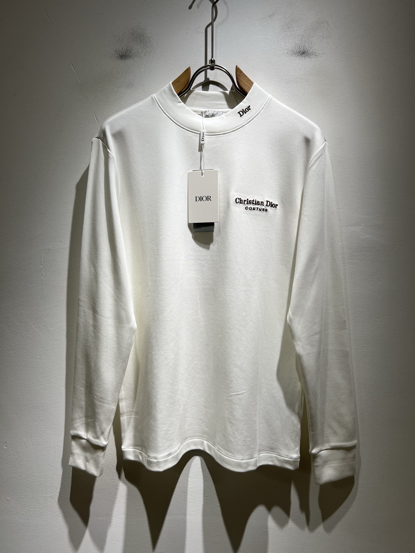 NO:524378,Dio*r's new long-sleeved base shirt in autumn and winter, and is available at the same time in the counter!  Customized exclusive cotton fabric, with brand logo embroidery design on the chest!  Simple and generous, calm and versatile, extremely high-end, perfectly integrated with fashion and style, a top fashionable style that perfectly suits the outside wear!  The overall feeling is natural!  The ultimate classic versatile short-sleeved T-shirt, fans who pursue high quality please buy it by themselves, and all fans who know the goods are invited to appreciate this style together!  !  Size S-2XL, dior,dior,t-shirt,tees,t-shirt,alexander wang19860909Dio*r迪家秋冬新款长袖打底衫,专柜同步发售！定制专属纯棉面料,胸前采用品牌logo图案刺绣设计！简约大方,从容百搭,档次极高,完美融入时尚还有风情感一款完美符合外穿的顶尖时髦气质款！整体给人浑然天成的感觉！极致经典的百搭型短袖T恤,追求高品质的粉丝们请自行抢购,诚邀所有识货的粉丝一同鉴赏此款！！尺码S-2XL,,dior,dior,T-shirt,tees，t-shirt,alexander wang,Men's clothing