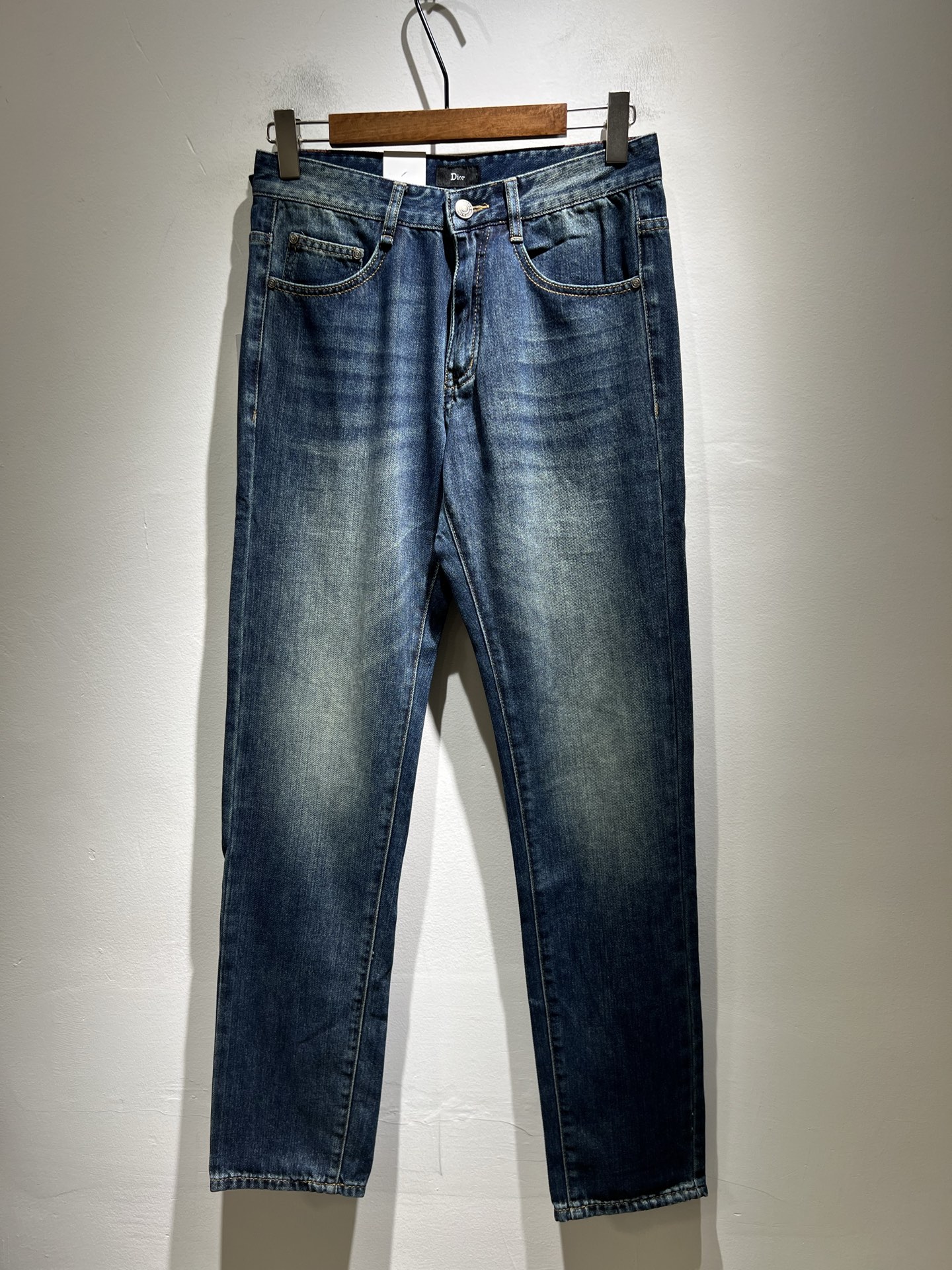 NO:524366,Dio*r Dijia Autumn and Winter Men's Washed Small Straight Jeans!  Trading company channel is awesome, with excellent quality, versatile versatile pants king in the fashion circle, European and American street photography mid-to-high frequency wear demonstration, leather waist brand logo design!  And it is a must-have item for luxury brands every season!  Very pure and minimalist design tone!  Adhering to the D family's consistent fashion proposition, it is quite eye-catching, and it demonstrates its ingenious craftsmanship and strongly posits its brand identity!  Customized Italian tannin fabrics are invincible in texture and have a charm, perfect style and tailoring, and excellent slimming effect. They can sweep the wardrobe and match any top set. They are widely compatible and casual, with full upper body shapes and invincible fashionable and versatile!  Size 29 -40,dior,dior,dior,jeans,alexander wang19860909Dio*r 迪家 秋冬男士水洗小直筒牛仔裤！贸易公司渠道牛货,品相超赞,时尚圈万能的百搭裤王,欧美街拍中高频穿搭示范,皮革腰牌logo设计！且是奢侈品牌每季必出的单品！非常纯粹极简的设计基调！秉承了D家一贯的时尚主张,颇具看点,即彰显了匠心工艺又有力的标榜了品牌身份！客供意大利定制丹宁面料,质感无敌赞,颇具韵味,版型剪裁完美,提臀修身显瘦效果极佳,可横扫衣橱任何的上装搭配,兼容性广泛,休闲兼备,上身型款十足,无敌的时髦百搭神品！尺码29 -40,,dior,dior,dior,jeans,alexander wang,Men's clothing