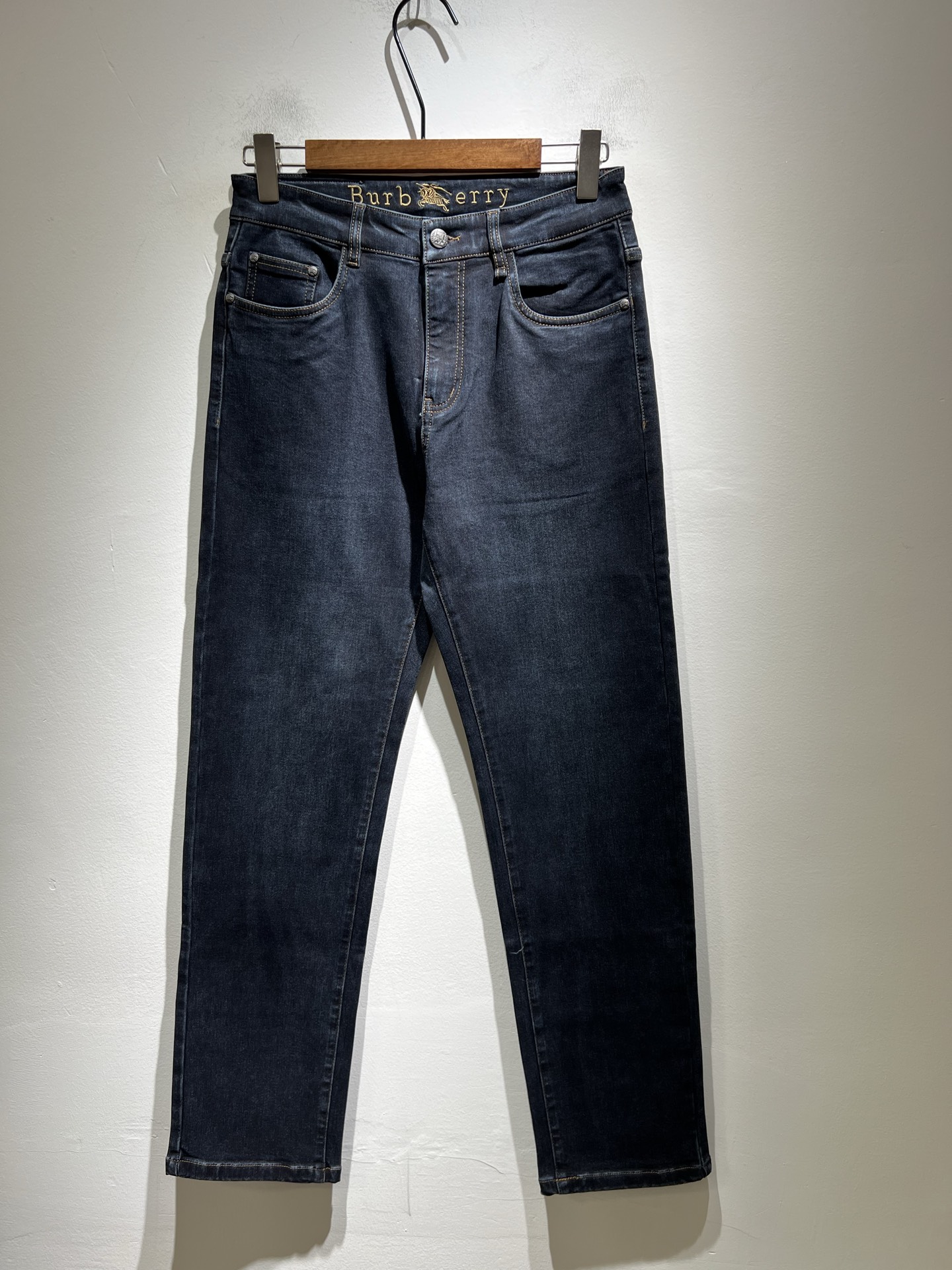 NO:524369,BURBER*Y Ba*li New autumn and winter high-end casual and versatile jeans for men!  For BUR fans, such a grand classic design is enough to plant grass at a glance. It is the most handsome series among all BUR jeans this year. I only need to take a look and know that this will definitely be a hit product that has caused a sensation, and it is popular on the Internet. The classic slim three-dimensional tailoring style is equipped with the latest logo pattern waist brand craft design!  Very representative waist brand modification!  It simply and easily demonstrates the charm of the brand, and naturally presents specifications, grades, fashion and trendy effects. It matches the performance to easily create a high-end and high-end effect!  The top imported Japanese washing cowboy is made of cotton, and it is comfortable and breathable, and has a natural drape, which is suitable for all year round outfits!  !  This jeans are made of three-dimensional cut and straight-fitting style. The magic and practical wearability of the single match are understandable. Whether you are wearing daily clothes or appearing on the high street, it is the best choice. It is super charming!  It also demonstrates the authentic BUR original flavor, and it also perfectly shows its specifications and rank!  Obviously, this is a big and powerful product that you must collect. Whether you are a fan of BUR or not, you must collect this product and highly recommend it!  Size 29-40, Burberry, jeans, alexander wang19860909BURBER*Y巴*莉 秋冬新品男士高端休闲百搭牛仔裤！对于BUR粉丝来说,这样大气的经典设计足矣一眼种草,是今年BUR所有牛仔裤当中最帅的一个系列,我只需要看一眼就知道,这绝对会是一个引起轰动的爆款,而且全网风靡,经典的修身立体剪裁版型打造,配置了最新的logo图案腰牌工艺设计！极具代表性腰牌修饰！简单轻松的彰显出品牌魅力所在,自然而然的呈现规格,档次,时髦以及新潮效果,搭配性能满分,轻松穿出高级感与高端效果！顶级的进口日本洗水牛仔棉质打造,并舒适透气感满分,且垂感自然,适合一年四季的穿搭所需！！此款牛仔裤采用了立体裁剪小直筒版型打造,其单配魔力与实穿性是无可厚非的,不管你是日常穿搭还是高街出镜都是不二之选,超具魅力！更是彰显了地地道道的的BUR原味,同时也是完美的展现了其规格和段位所在！很显然,这是一款绝对要收的重磅好货,不管你是不是BUR的粉丝,此款你都必须要收,极力推荐的好货！尺码29-40,,burberry,jeans,alexander wang,Men's clothing