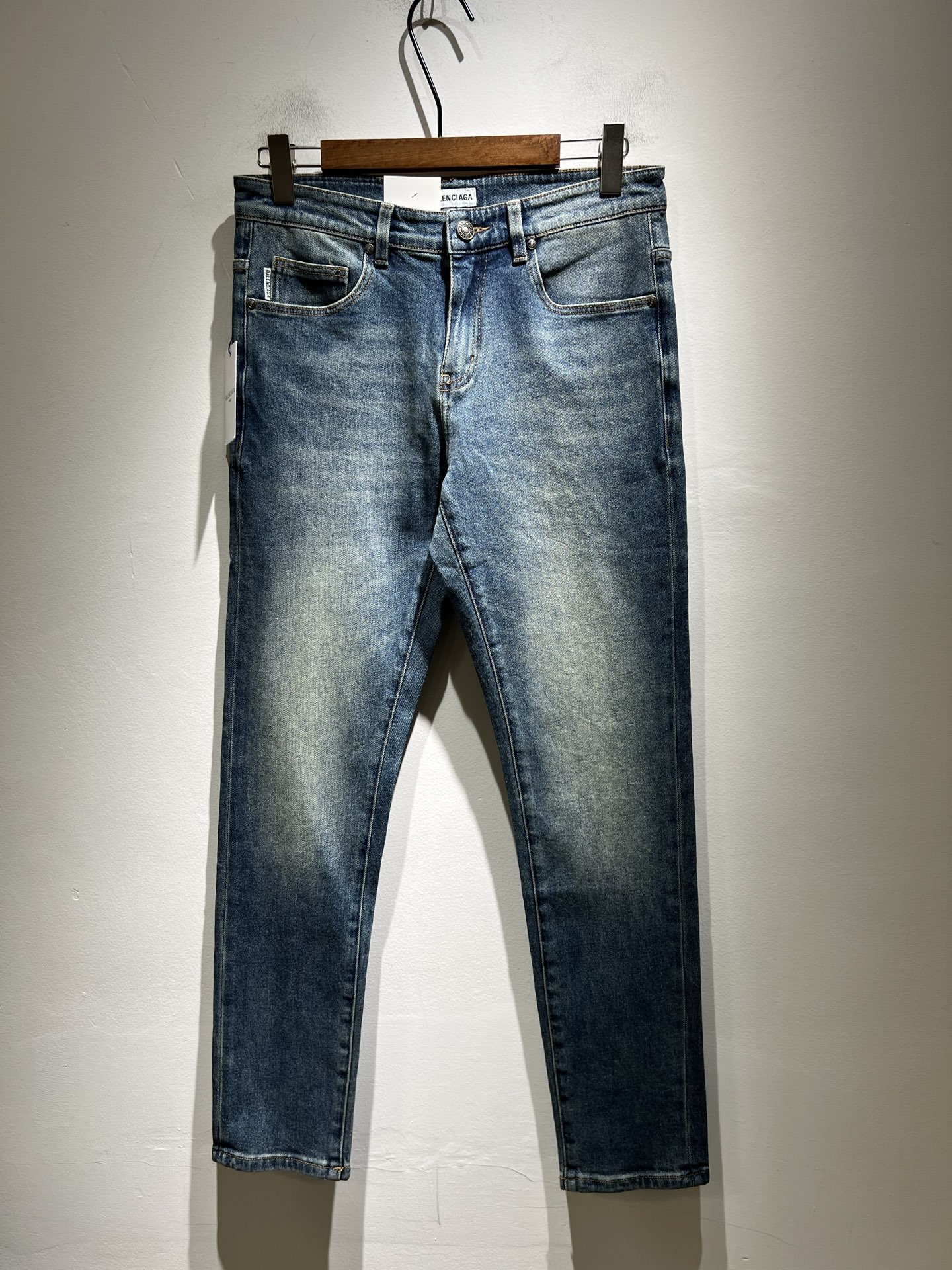 NO:524363,Balenci*ga Paris* new autumn and winter jeans. The jeans from B are also one-to-one. The jeans produced are also top-notch crafts!!  Original color tannin, classic, trade order, simple, atmospheric and high-end style. Glue pressing logo design!  The process technology is well-deserved and adds a lot of fashion color. Just looking at the logo, you can tell that this product is not simple! The overall shape is very exquisite and eye-catching. The surface motorcycle thread is sewn enough to show that it is treated with care, and the inner thread is neat, symmetrical, tight and powerful. You can see that the threading machine is not the process technology that ordinary factories can have. The brand culture has a high value for communication and is worth collecting. Brand followers are classic styles that cannot be missed. Size: 29-40, ,balenciaga, jeans, alexander wang19860909Balenci*ga巴黎*家 秋冬新款牛仔裤.B家的牛仔裤也是属一属二的.产出的牛仔也都是顶级的工艺品! ！原色丹宁 经典 贸易订单 上身简约大气上档次.压胶logo工艺设计！工艺技术可谓名不虚传,增添了不少的时尚色彩气息,光看标志就知道此货不简单!整体造型十分精致抢眼.表面机车线的缝制足可看出用心对待,内里走线工整匀称紧密有力,就能看出走线的机器非一般的工厂所能有的工艺技术.品牌文化的传播价值观念很高.值得收藏.品牌追随者更是不可错过的经典款式.尺码:29-40,,balenciaga,jeans,alexander wang,Men's clothing