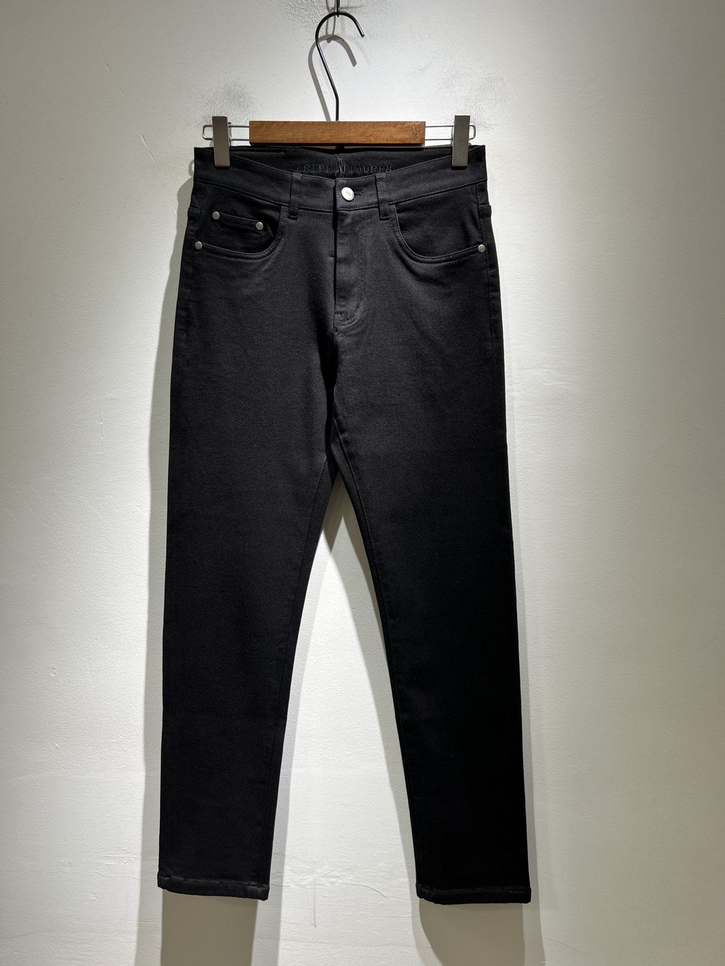 NO:524372,Paul POLOSPORT's new autumn and winter jeans are available at the same time in the counter!  Customized exclusive denim fabrics, customized original craft threads, design logo embroidery design!  Perfectly integrated with fashion and style, a top-notch fashionable style that perfectly suits the outside wear!  The overall feeling is natural!  The ultimate classic versatile short-sleeved T-shirt, the ultimate heavy industry and the ultimate perfection!  Fans who pursue high quality are please buy them by themselves, and all fans who know the goods are invited to appreciate this model together!  Size 29-38, jeans, T-shirt,tees, t-shirt,alexander wang19860909保罗POLOSPORT 秋冬新款牛仔裤,专柜同步发售！定制专属牛仔面料,定制原版工艺螺纹,设计标识logo刺绣设计！完美融入时尚还有风情感一款完美符合外穿的顶尖时髦气质款！整体给人浑然天成的感觉！极致经典的百搭型短袖T恤,极致的重工极致的完美！追求高品质的粉丝们请自行抢购,诚邀所有识货的粉丝一同鉴赏此款！尺码29-38,,jeans,T-shirt,tees，t-shirt,alexander wang,Men's clothing