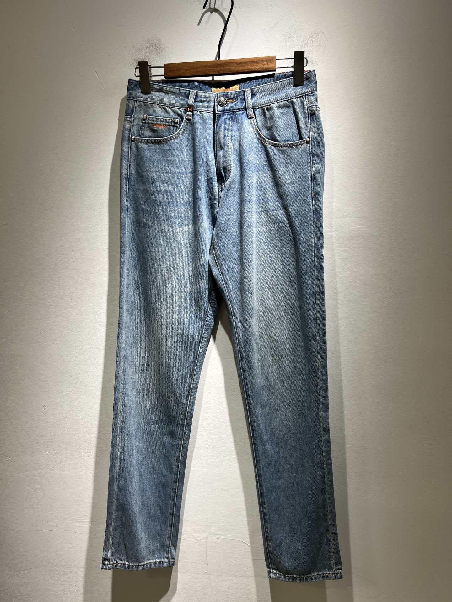 NO:524360,HERM*S AXS Autumn and Winter Men's High-end Tanning Washed Small Straight Jeans Overseas Trading Company Channel Orders!  Men's slim straight jeans!  Shanghai Henglong store is on sale!  It is high-end, simple, and has exquisite craftsmanship and materials. It is very rigorous and demanding in pursuit of quality. It uses every detail to prove its brand image!  The typical essence of H's home, with a very representative logo design!  The brand image of H's home is perfectly explained, and the signature leather brand is also quite amazing. It has built a brand LOGO, and the fabric has been perfectly transformed and sublimated. It has a heavy environmentally friendly plant enzyme washing process. The texture has a unique retro style and is quite outstanding. It is recognized as a universal and versatile color number and can withstand the test of any season.  Well-tailed, clean, refreshing and neat!  Size 29-40, hermes, jeans, alexander wang19860909HERM*S爱*仕 秋冬男士高端丹宁水洗小直筒牛仔裤 海外贸易公司渠道订单 ！男士修身直筒牛仔裤！上海恒隆店在售！高级、简约,工艺和用料方面都颇为考究,对于品质的追求非常严谨和苛刻,用每一个细节来力证自身品牌形象！H家的典型精髓,极具代表性标志logo腰牌设计！将H家的品牌形象完美阐释出来,招牌式的皮牌亦颇为惊艳,构建出品牌LOGO,面料得到完美蜕变和升华,重磅环保植物酵素水洗工艺,肌理有着独特的复古风格,相当出彩,公认的万能百搭色号,经得住任何季节的考验配色！剪裁精良,干净清爽且利落！尺码29-40,,hermes,jeans,alexander wang,Men's clothing