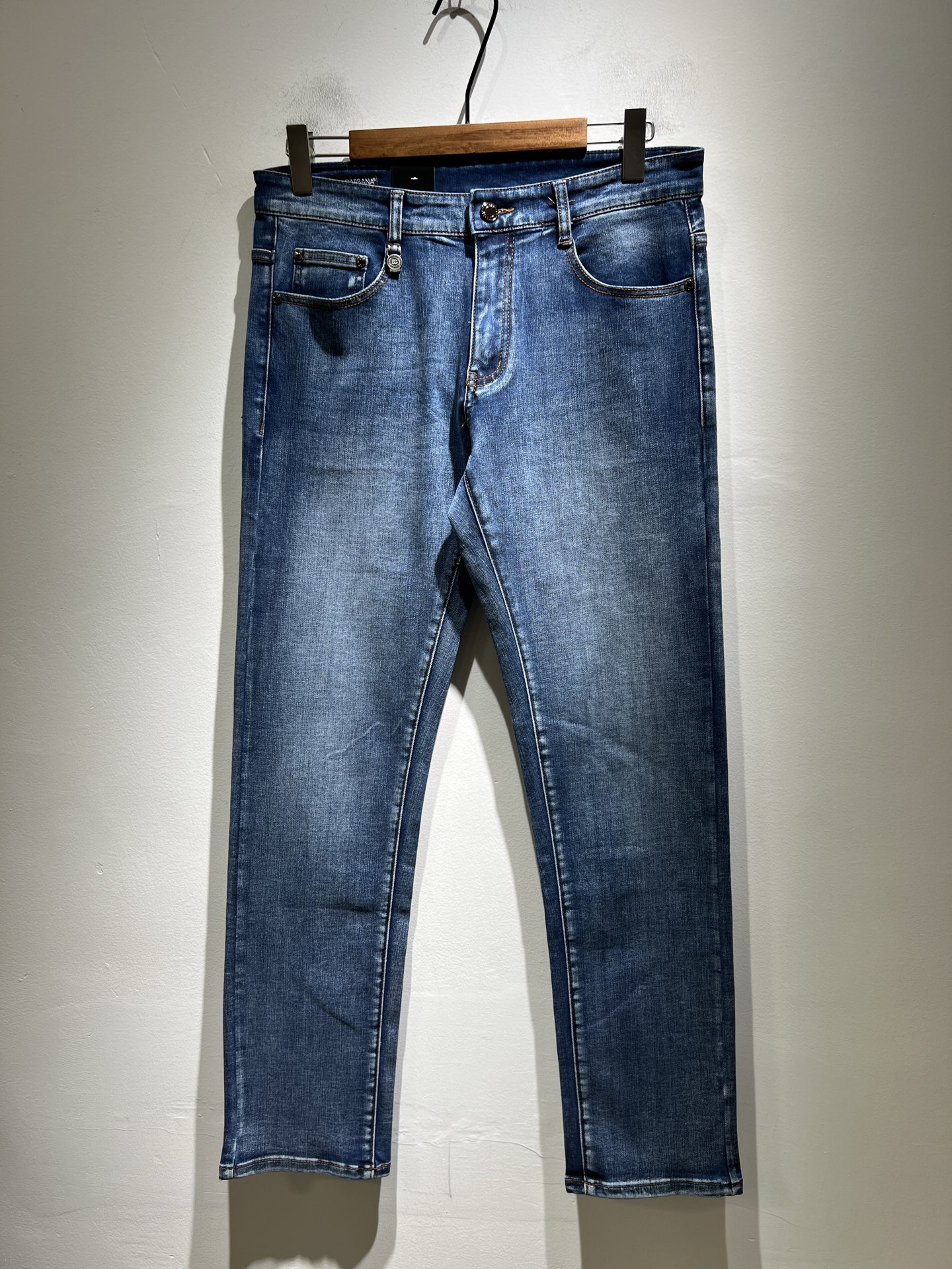 NO:524357,Dolce & Dolce*na's new autumn and winter jeans, naturally washed and not easily deformed and decolorized, three-dimensional tailoring perfectly shaped fabric, comfortable and soft, and casually matched, comfortable means its interpretation of fashion and leisure. DG's consistent style reflects the brand's pursuit of quality, with a bit of hedonist flavor, pays great attention to details, likes everything that is not formulaic, pursues freedom, Dolce & GABB*NA's style is very unique. At the beginning of the business, it insists on making plates and designing logo logo waist brand design!  For the fashion industry that paid attention to the show at that time, it was quite unique. Size 29-40, Dolce & Gabbana, Dolce & Gabbana, jeans, alexander wang19860909Dolce & 杜嘉*纳 秋冬新品牛仔裤,水洗处理自然不易变形脱色、立体剪裁完美塑形面料质舒适柔软随意搭配、舒适代表它对时尚休闲的诠释是DG一贯作风细节处体现这个品牌对品质的追求,带点享乐主义者的味道,非常注重细节,喜欢一切非公式化的东西,追求自由杜嘉班纳 (DOLCE&GABB*NA) 的作风非常独特,创业之初坚持自己制版、设计标识logo腰牌设计！对于当时讲究排场的时装界,是相当独树一格的.尺码29-40,,Dolce&Gabbana,Dolce&Gabbana,jeans,alexander wang,Men's clothing