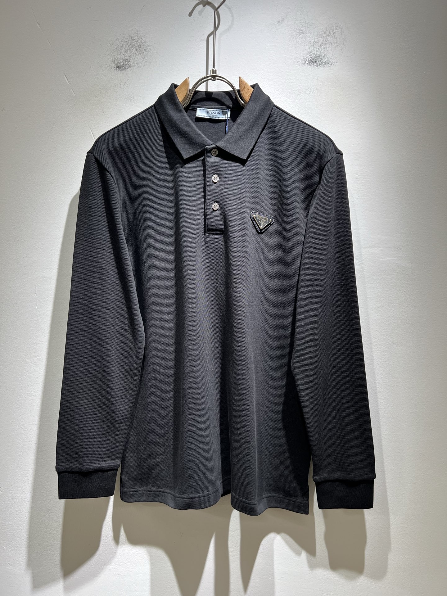 NO:524355,Prad*Pu*da New classic elements long-sleeved Polo shirt in autumn and winter, a classic and elegant style, the kind that can be worn for ten years is still popular. You must collect a few pieces. You must collect the rare and exquisite style!  A good taste!  It is important that it cannot avoid any season when it is imported 100% top-grade bead floor cotton!  Fine weaving!  solid!  One of the best cottons recognized in the world!  The texture is perfect! Chest hardware logo design!  Perfectly enrich everyone's visual sense!  Make you feel clean and neat!  Fashionable and beautiful!  !  Only by wearing Prada's short-sleeved shirt can you know what is worth it!  PRADA has always been a quality life pursued by European aristocrats and upper class scholars. This simple and casual versatile T-shirt is a personal luxury item with fashionable colors. Luxury materials and rigorous craftsmanship are the main tools for PRADA to attract fans. The flat and stylish round neck is warm, comfortable and easy to wear, with its own tone and handsome, and it is truly a world-class style!  The brand's design details are very exquisite, the upper body is light and stylish, and you have to buy the latest T-shirt every season. Faced with this consumable, it will save you the trouble of going out and outfitting. There are many letter T-shirts on the market, but this one is still rare to see. The streamlined tailoring and a light casual and artistic temperament give you enough spring to arrange the surface. Every person who pursues fashion, you might as well try it on the upper body!  Size M-3XL, prada, prada, T-shirt,tees, t-shirt,alexander wang19860909Prad*普*达 秋冬季新款经典元素长袖Polo衫,经典大方的款式,可以穿十年都还是流行的那种,你一定要收藏几件,难得精致极致的款,你一定要收！好品味的一件！重要到哪个季节都绕不开它百分百进口顶级珠地棉！织法精细！结实！世界公认最好的棉之一！手感质感都极完美! 胸口五金logo设计！完美的丰富大家的视觉感！让你感觉干净利落！时尚又好看！！穿上普拉达的这款短袖,才知道什么是人间太值得！PRADA一直都是欧洲贵族和上流社会雅士追求的品质生活这款简易休闲百搭T恤更是穿出个人奢侈的单品色彩时尚 奢侈的材质和严谨的工艺是PRADA圈粉的主要利器平整有型的圆领,版型温暖舒适好穿又好搭,自带腔调和帅气,真正的一款打天下！品牌的设计细节十分考究,上身轻便有型,每季都要入手最新的T恤,面对这种消耗品,直接省了你出门穿搭的烦恼,市面上的字母T恤有很多,但这款还很难得一见了,信手拈来的流线剪裁,淡淡的休闲文艺气质,给足春日的排面,每个对时髦度有追求的你,都不妨上身一试！尺码M-3XL,,prada,prada,T-shirt,tees，t-shirt,alexander wang,Men's clothing