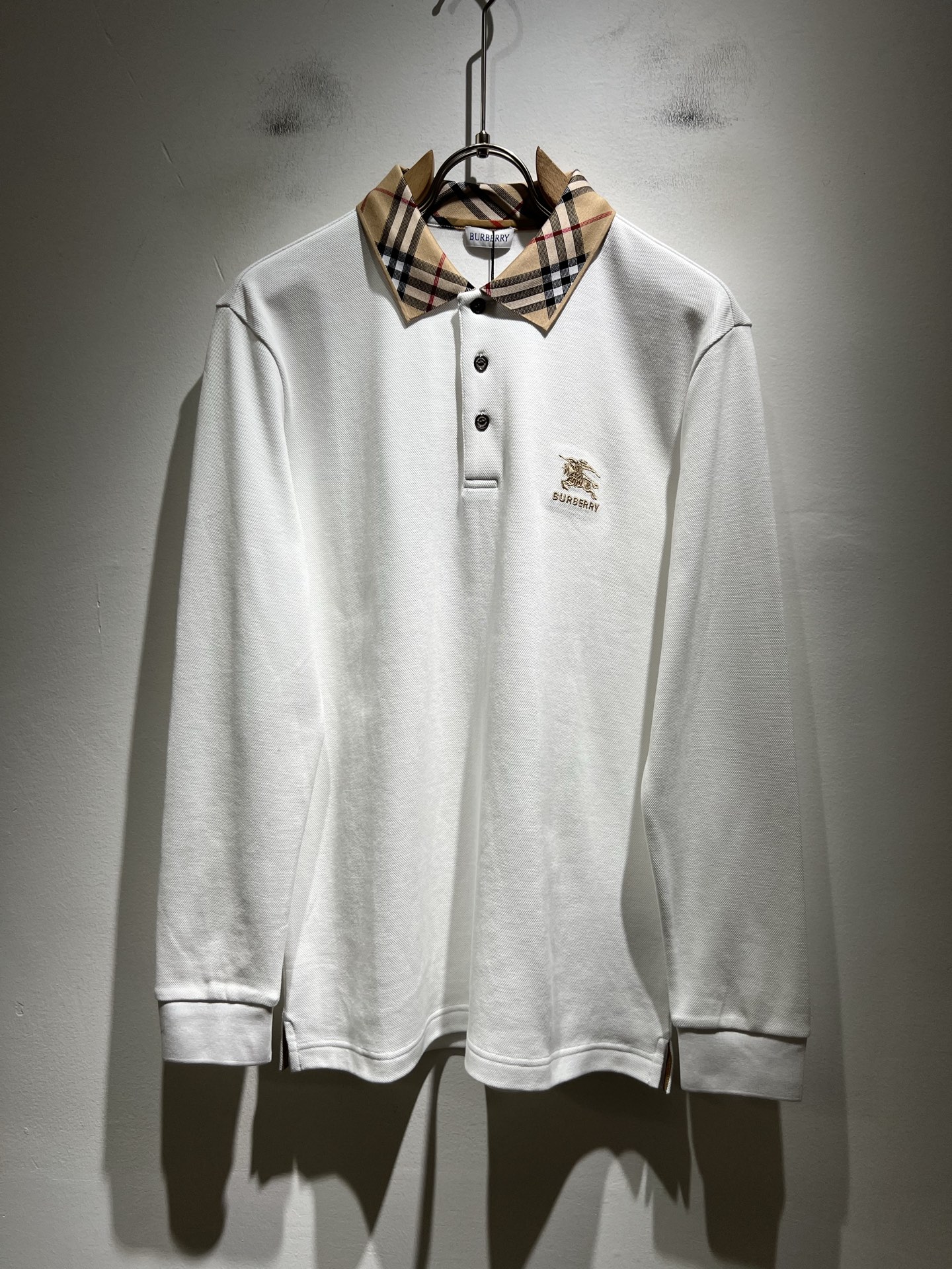 NO:524364,Bur*erry New autumn and winter men's long-sleeved Polo shirt, the latest brand design elements!  Neither monotonous nor complicated, it shows taste just right!  Customer-supplied top-quality custom bead flooring fabrics!  Comfortable, sweat-absorbing and breathable, the unique high-end fabric presents a simple and elegant temperament!  Embroidery design on chest logo pattern!  Full three-dimensional! Standard cutting design!  Every detail is a synchronized with high-end fashion. Size: M-3XL, burberry, alexander wang19860909Bur*erry 巴*莉 秋冬新款男士长袖Polo衫,品牌最新设计元素！既不单调也不复杂,恰到好处的展现品味！客供顶级定制珠地棉面料！舒适吸汗透气根本不在话下,面料独具的高奢感呈现简约优雅气质！胸前logo图案刺绣设计！饱满立体!标准裁剪设计！每一处细节都是与高端时尚同步的体现.尺码:M-3XL,,burberry,alexander wang,Men's clothing