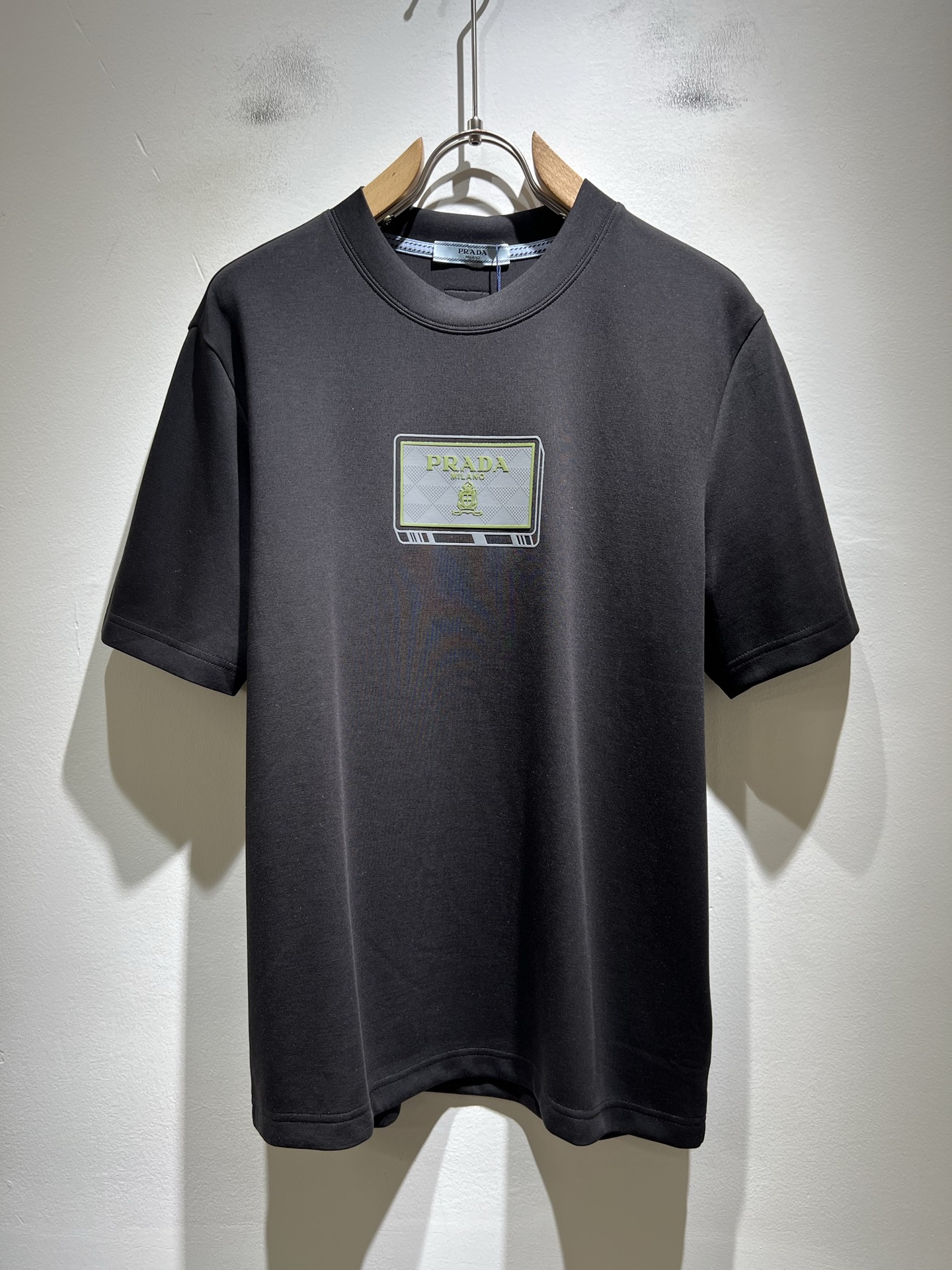 NO:524373,PRAD*A Pu*da autumn and winter new short-sleeved base shirt, the latest model is exclusively available on the entire network!  !  ~ It is classic and fashionable and versatile, who doesn’t like it? It will show the classic again. It is very pleasing to the eye and comes with a low luxury halo and recognition!  Pr*da's traditional brand concept and modern advanced technology are perfectly combined. Coupled with the extremely modern and simple design, P's exclusive logo pattern glue pressing design!  Customized 100% imported pure cotton fabric!  The texture of this model is quite touching, the specifications and grades are known with tentacles. The degree of delicateness and breathability are top-notch!  Size M-4XL, prada, T-shirt, alexander wang19860909PRAD*A普*达秋冬新款短袖打底衫,最新款全网独家首上！！~既经典有时尚百搭,谁不爱啊,将经典再次展现,非常的耐看,自带低奢光环与辨识度！Pr*da传统的品牌理念和现代化的先进技术进行了完美结合.加上极其现代摩登风范的简约设计,p家专属logo图案压胶设计！定制百分百进口纯棉面料！此款的质感相当感人 触手便知规格档次 细腻程度与透气效果堪称顶级！尺码M-4XL,,prada,T-shirt,alexander wang,Men's clothing