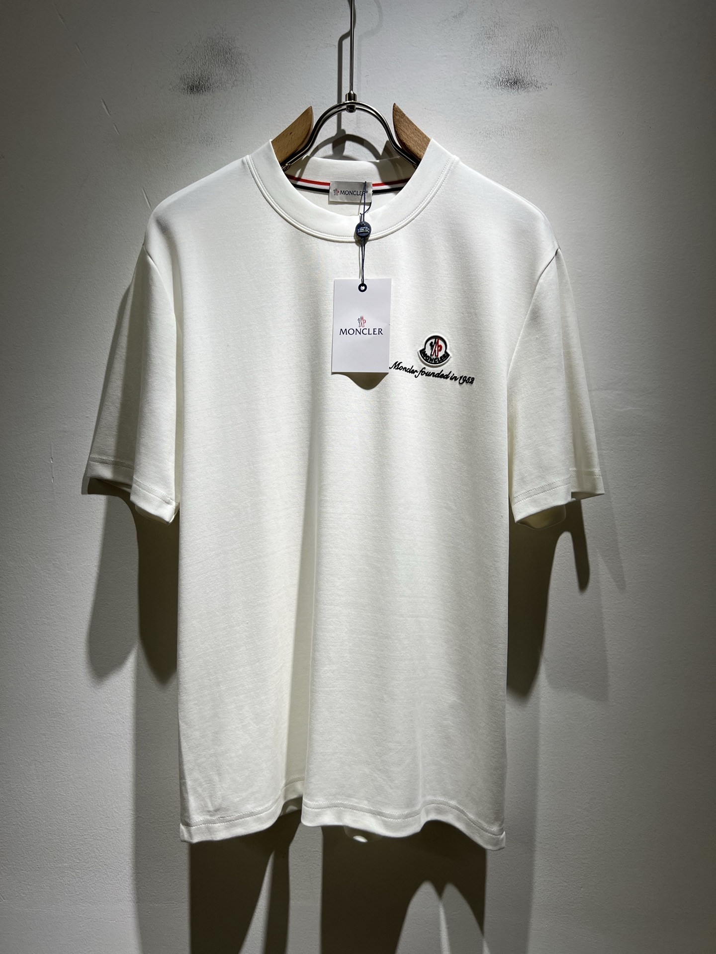 NO:524379,Moncler masked autumn and winter new trade order short-sleeved base shirt, full quality!  !  Internet celebrity style!  Chest glue-press logo pattern design!  The upper body is comfortable and breathable, not stiff, and the overall three-dimensional feeling is rich, with quality export orders, customized exclusive baby sued fabric tailoring to meet the simple needs of commuters for dressing. The upper body is very effective, it looks slim and not picky about the figure. The fabric workmanship... Improper, good craftsmanship can make you look good and tasteful, a must-have item for everyone!  Size M-4XL, Moncler, T-shirt, alexander wang19860909Moncler蒙口秋冬新款贸易订单短袖打底衫,全品相！！网红款！胸前压胶logo图案设计！上身舒适透气,不僵硬,整体有着丰富的立体感,品质出口订单,定制专属婴儿绒面料剪裁,满足通勤人们对于着装的简约需求,上身效果很好,显瘦,不挑剔身材.面料做工....无可挑剔,好工艺好面料才能穿出好品味一款,人手必备单品！尺码M-4XL,,Moncler,T-shirt,alexander wang,Men's clothing