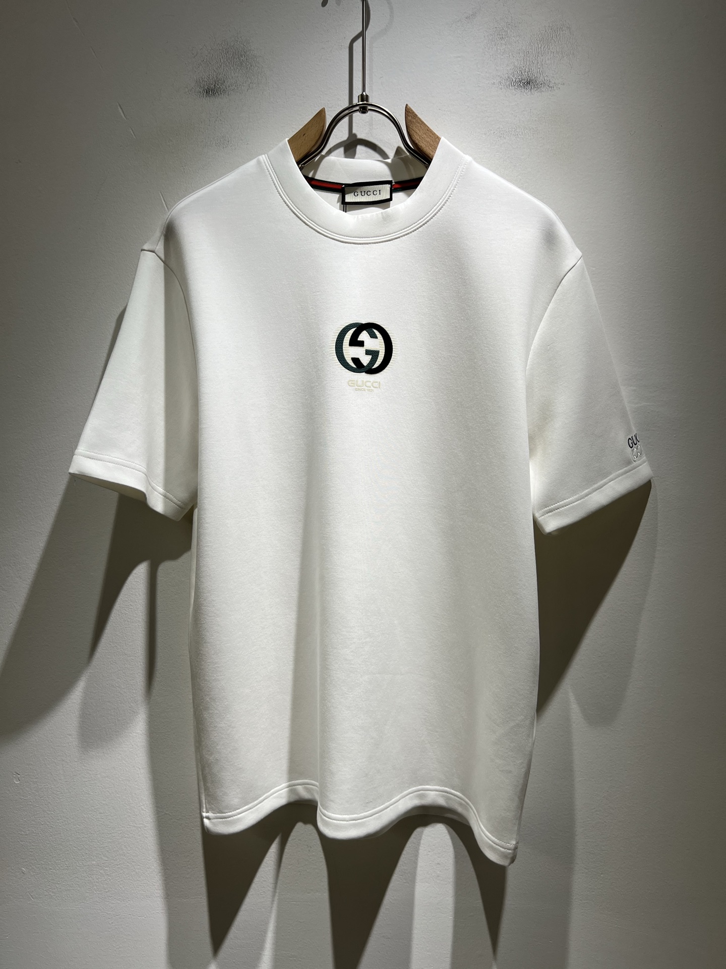 NO:524361,Gucc* Gujia Autumn and Winter Series Basic Round Neck Short Sleeve Base, Men and Women Couples Casual Loose Cotton Round Neck Short Sleeve T-shirt!  Trading companies have sparse channels and are released on the official website at the same time!  The latest autumn and winter series, classic fashion design elements, injecting full vitality into the new series. This T-shirt is carefully selected for imported cotton fabrics. The fabric feels skin-friendly and soft and delicate, and the body logo embroidery design!  It has an extremely comfortable and breathable wearing experience. The whole item is very eye-catching and fashionable, and is deeply loved by young people today!  The loose round neck cut is a neutral style regardless of age and gender, suitable for matching all the styles and looks you need in your daily life!  It is recommended to wear couple outfits to go out on the street to make it more pleasing to the eye!  Size M-4XL, gucci, gucci, T-shirt, tees, t-shirt, alexander wang19860909Gucc*古家 秋冬系列基础圆领短袖打底,男女同情侣款休闲宽松棉质圆领短袖T恤衫！贸易公司渠道稀出,同步官网发售 ！ 秋冬最新系列,经典时尚设计元素,为全新系列注入满满活力,这款T恤衫用心甄选客供进口棉面料制成,面料手感亲肤柔软细腻,衣身logo刺绣设计！拥有着无比舒适透气性的穿着体验,整件单品极具吸睛度与时尚感,深受当下年轻人的喜爱！基础宽松的圆领版型裁剪,不分年龄与性别的中性款式,适合搭配你日常所需的所有风格与造型！建议搭配情侣装出街会更为养眼出色！尺码M-4XL,,gucci,gucci,T-shirt,tees，t-shirt,alexander wang,Men's clothing