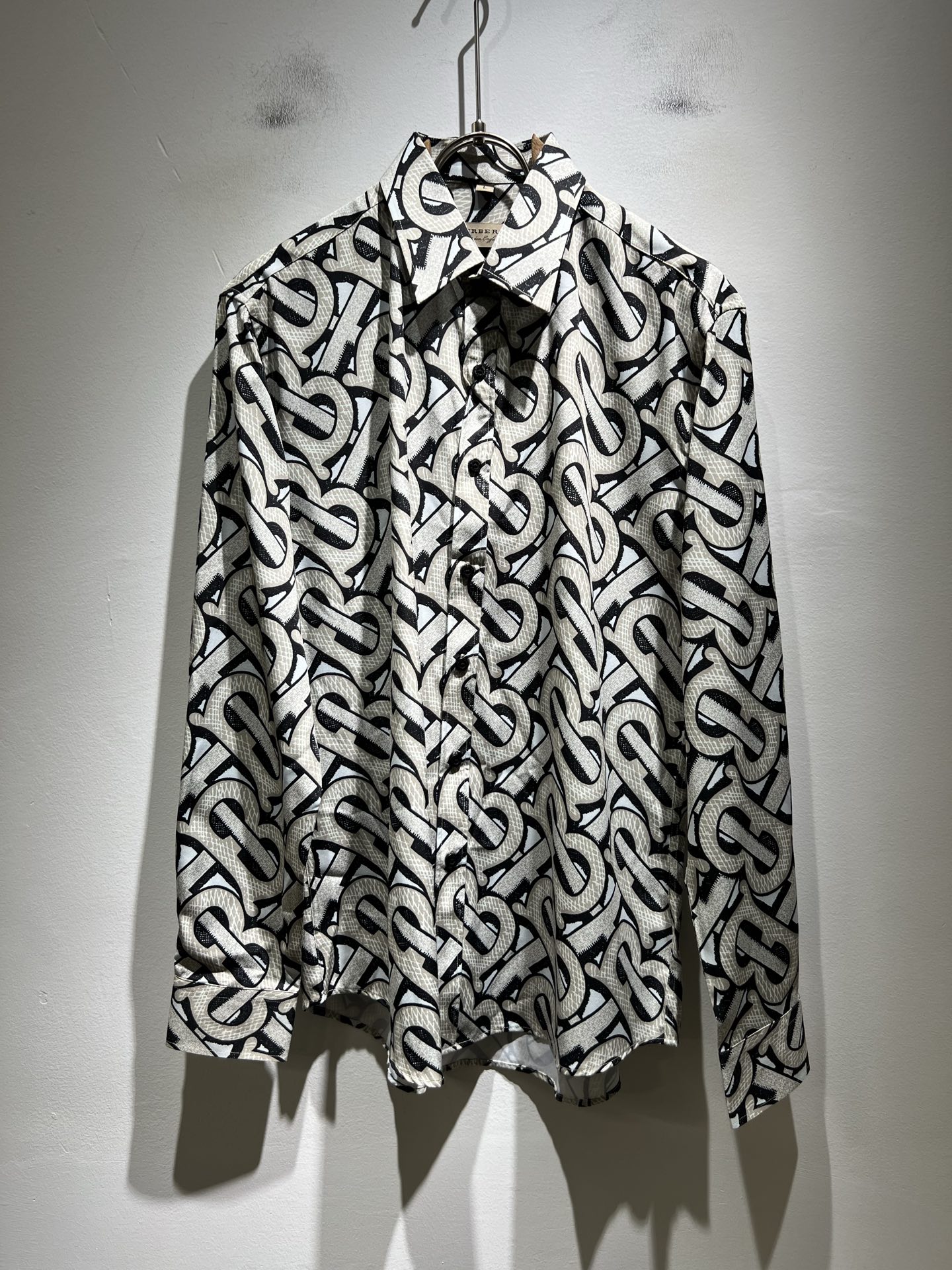 NO:524381,Bur*erry New autumn men's plaid shirt, the latest brand design elements!  Neither monotonous nor complicated, it shows taste just right!  Customized poplin cotton fabrics are available for customer!  Comfortable, sweat-absorbing and breathable, the unique high-end fabric presents a simple and elegant temperament!  Full three-dimensional! Standard cutting design!  Every detail is a synchronized with high-end fashion. Size: M-3XL, burberry, alexander wang19860909Bur*erry 巴*莉 秋季新款男士格子衬衣,品牌最新设计元素！既不单调也不复杂,恰到好处的展现品味！客供定制府绸棉面料！舒适吸汗透气根本不在话下,面料独具的高奢感呈现简约优雅气质！饱满立体!标准裁剪设计！每一处细节都是与高端时尚同步的体现.尺码:M-3XL,,burberry,alexander wang,Men's clothing